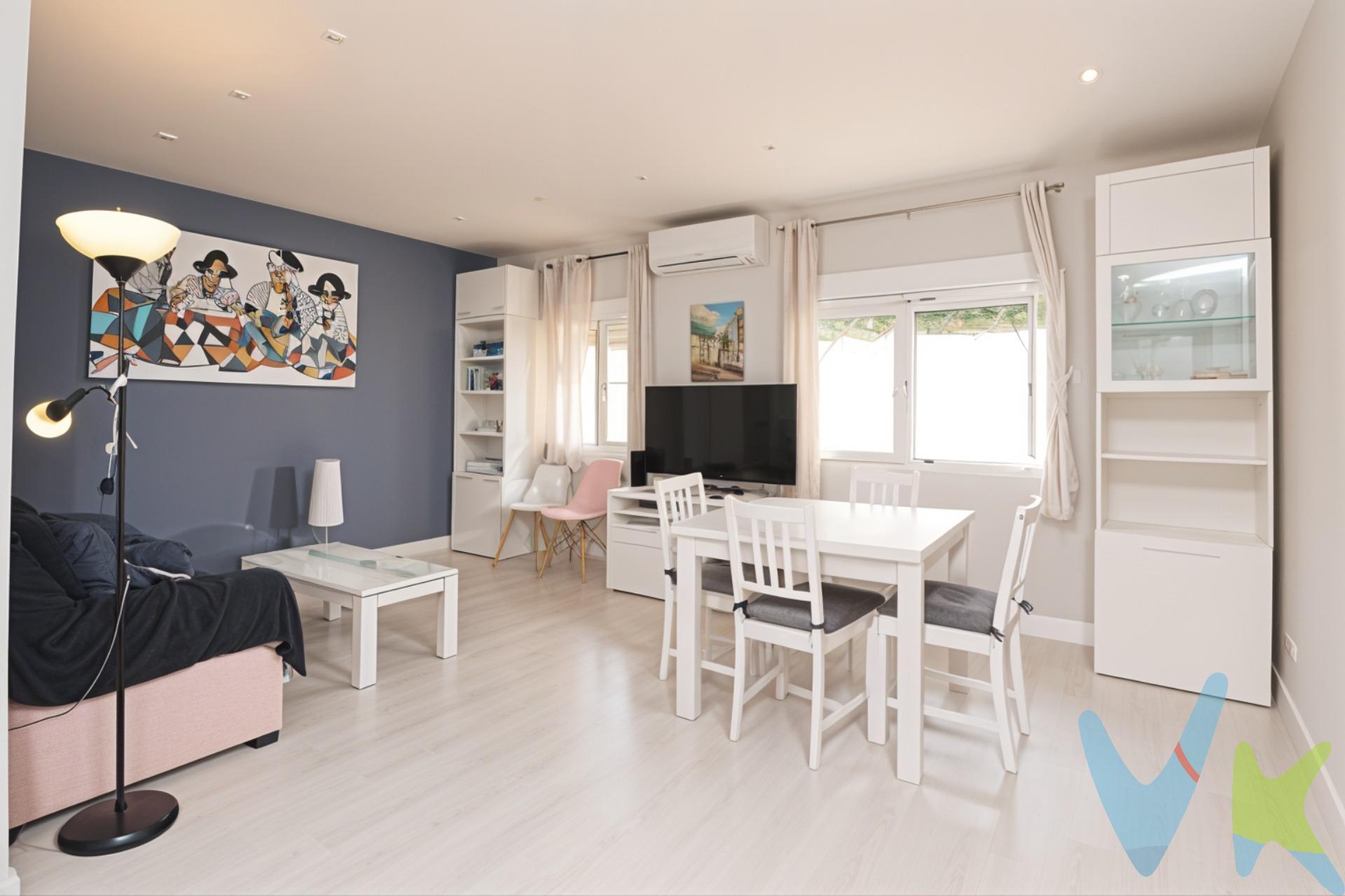 Se vende piso reformado en 2020 en la Calle General Ricardos, en pleno Carabanchel, una de las zonas más consolidadas y con mejor proyección de Madrid. La vivienda cuenta con:. 🛏 2 dormitorios dobles con armarios empotrados. 🛁 Baño completo con ducha + aseo adicional. 🍽 Cocina independiente totalmente equipada con tendedero. 🛋 Salón amplio y luminoso con aire acondicionado. Y además incluye:. ✅ Tarima flotante. ✅ Calefacción individual por gas natural. ✅ Pintura lisa. ✅ Aire acondicionado. ✅ Puerta blindada y alarma instalada. ✅ Ascensor. ✅ Acceso adaptado a personas con movilidad reducida (PMR). Muy luminoso, con buena orientación y en finca cuidada. 🚇 Excelente ubicación: rodeado de comercios, colegios, zonas verdes y a pocos minutos del metro y varias líneas de autobús. Ideal tanto para vivir como para invertir. 📞 ¡No dejes pasar esta oportunidad! Contacta para concertar una visita. El comprador tendrá un coste adicional correspondiente al servicio de gestión, asesoramiento y acompañamiento en todo el proceso de compra. Dicho importe, el mobiliario, la decoración y los impuestos no están incluidos en el precio publicado. 