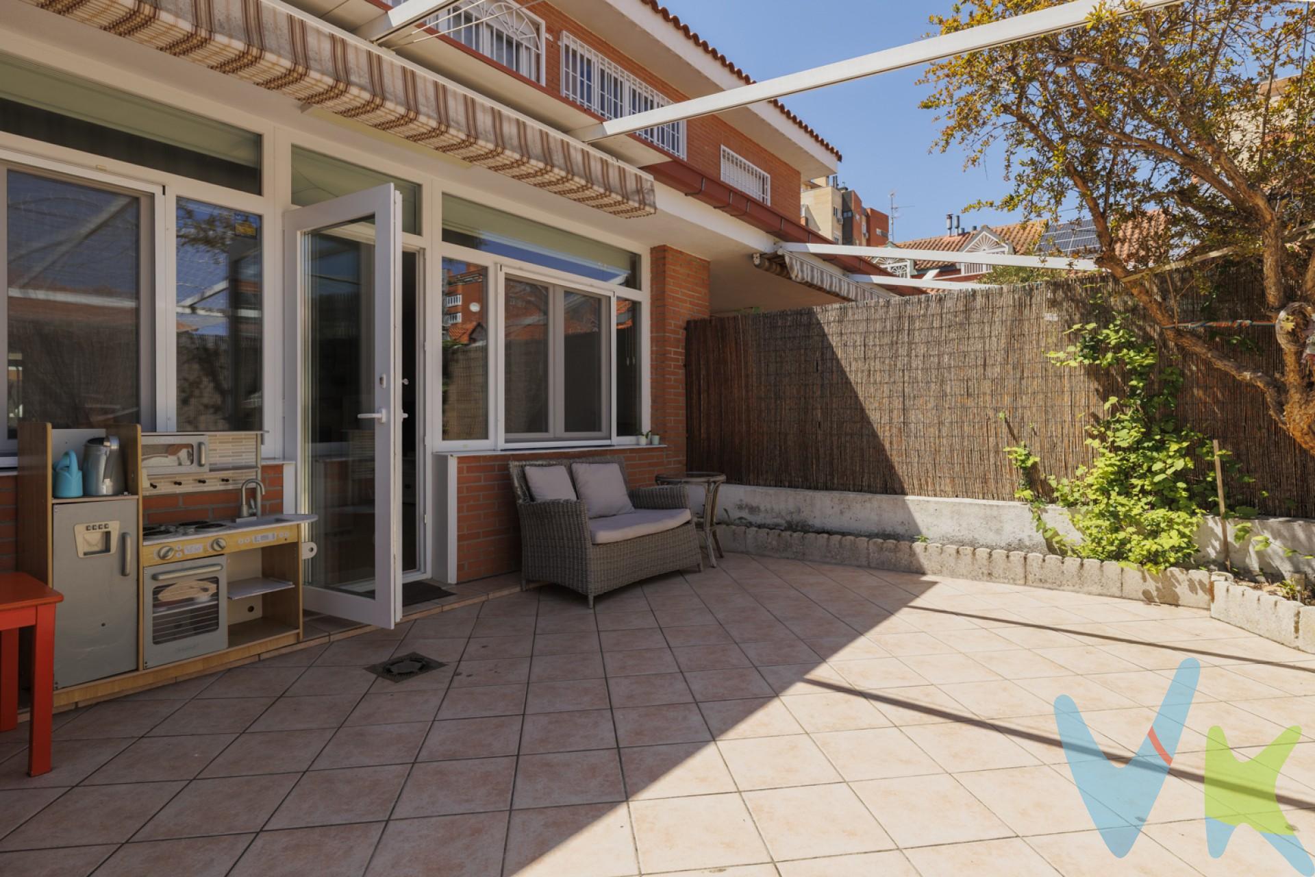 Distribuido en 2 plantas, cuenta con un espectacular salón de más de 36 m2; una cocina totalmente equipada y prácticamente a estrenar; 5 amplias habitaciones con armarios empotrados con puertas de espejo; 3 baños completos (2 con ducha y 1 con bañera); una amplia terraza recientemente impermeabilizada y un patio trasero con zona de barbacoa y toldo tipo pérgola nuevo, ideales para disfrutar de momentos de esparcimiento al aire libre. 

Las calidades de la vivienda son inmejorables: ventanas de PVC con vidrio termoacústico y mosquiteras, incluida la salida a la terraza; aire acondicionado con bomba de frío/calor en todas las estancias; chimenea en el salón con ventilador para mayor eficiencia y aprovechamiento de salida del calor; caldera domótica programable por app para controlar la calefacción desde cualquier lugar; vídeoportero inteligente con apertura remota, ideal para recibir paquetes sin necesidad de estar en casa; puerta de entrada acorazada y conectividad total en todo el inmueble, con puntos de internet en ambas plantas y múltiples tomas de TV, incluso en el patio.

Garaje privado con puerta automática, espacioso incluso para furgoneta.

Las amplias zonas comunes te ofrecen pista polideportiva, parque infantil, zona de petanca y opción de participación en piscina comunitaria.

¡No puedes dejar pasar esta oportunidad!. ¡Llámanos y ven a verlo, te encantará!.

El comprador tendrá un coste adicional de un 1,5 % MÁS IVA, sobre el precio publicado, por el servicio de gestión, asesoramiento y formalización del proceso de compra. Este importe no está incluido en el precio publicado en venta y será facturado al comprador.
