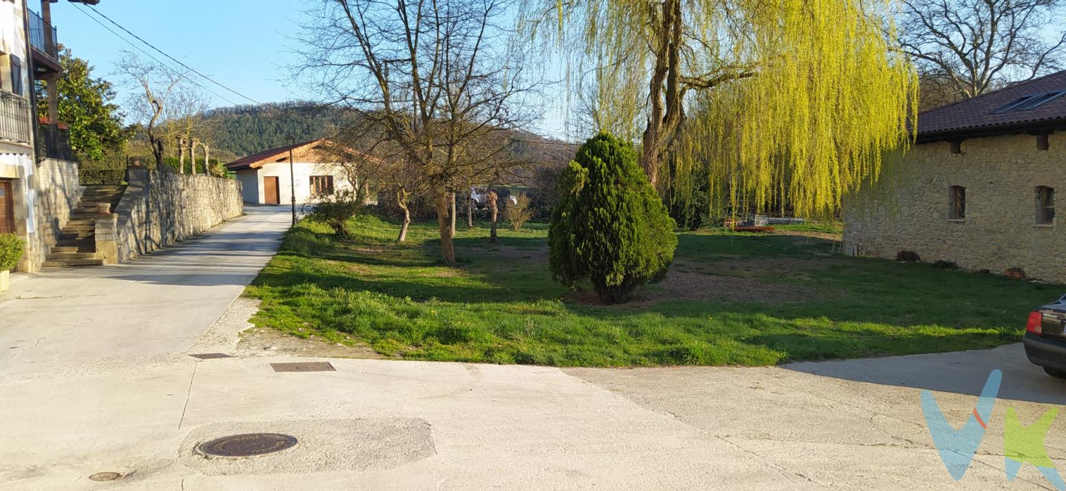 Parcela de 1041 m2 de suelo urbano en el pueblo de Ripa ,Valle de Odieta. Suelo urbano consolidado en el centro del pueblo en el que se puede construir una casa de 195 metros cuadrados en una o dos plantas.Edificabilidad de la parcela de 0.5m2 /m2.Actualmente la parcela está sin urbanizar, pero cuenta con las acometidas de luz y agua en las fincas colindantes, lo cual facilitará las tareas de urbanización.Llame e infórmese sin compromiso y le proporcionaremos más información.