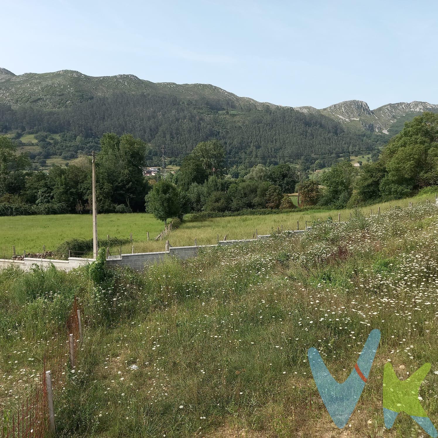 Finca Urbana con proyecto de vivienda en Sopenilla, San Felices de Buelna. Si sueñas con construir tu hogar en un entorno natural, tranquilo y con todas las comodidades cerca, esta finca es la oportunidad que estabas esperando. Características principales:. - Superficie: 2.300 m² urbanos, listos para edificar. - Proyecto de obra para vivienda ya disponible, lo que agiliza todos los trámites. - Cerramiento perimetral terminado para mayor privacidad y seguridad. - Agua y luz de obra dados de alta, para comenzar las obras de inmediato. Buen acceso desde carretera principal, ideal tanto para uso habitual como para segunda residencia. Entorno y vistas:. La finca está rodeada de zonas verdes y disfruta de fabulosas vistas despejadas a las montañas y al entorno rural de San Felices. Un lugar perfecto para quienes buscan paz y naturaleza, pero con la tranquilidad de tener vecinos y servicios cerca. Ubicación privilegiada:. Situada en Sopenilla, uno de los rincones más agradables de San Felices de Buelna. A solo 5 minutos de Los Corrales de Buelna y de todos los servicios: supermercados, centro médico, colegios, ocio…. Con acceso rápido a la autovía A67 y carreteras principales, que conectan con Torrelavega, Santander o la Meseta. Ideal para construir tu vivienda habitual en un entorno natural. Proyectos de casa rural o segunda residencia. Inversores que busquen terreno con todos los suministros y permisos encaminados. Un lugar apartado y tranquilo, pero a un paso de todo lo que necesitas. . Gastos de la transacción:. Compra sujeta al Impuesto de Transmisiones Patrimoniales. El adquiriente deberá hacerse cargo del coste de la escritura y su inscripción en el Registro de la Propiedad. 