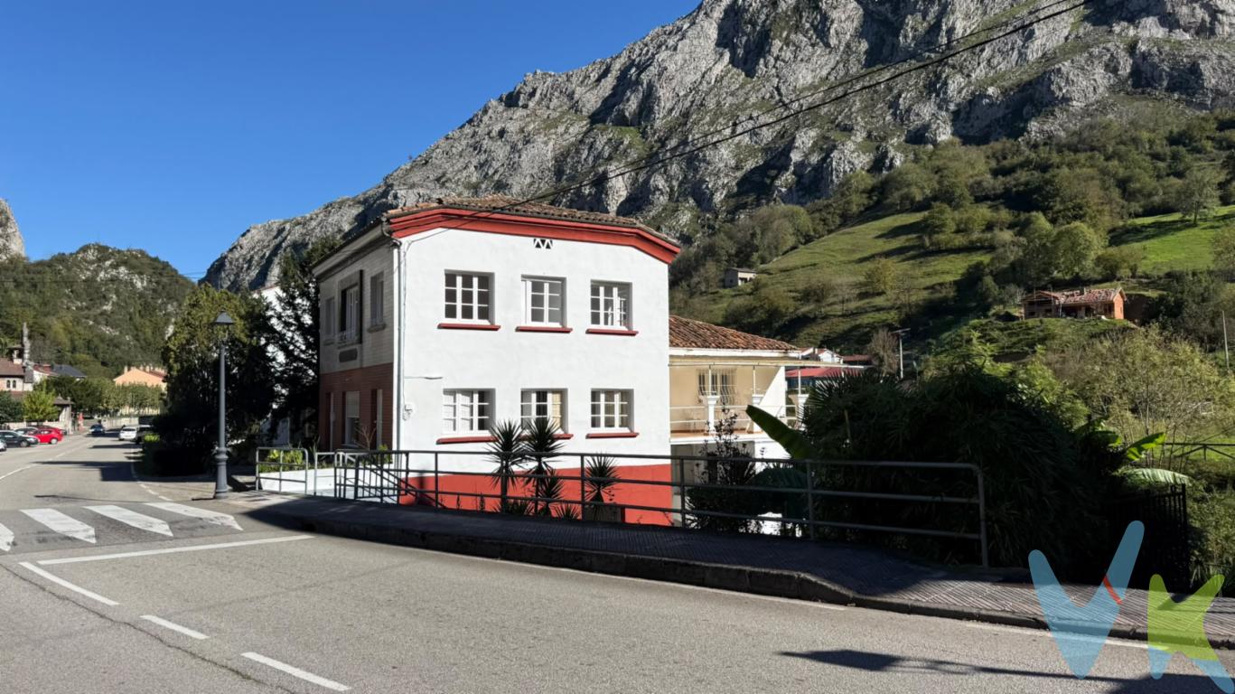 Casa con jardín en La Foz de Morcín, a los pies del MonsacroLa Foz de Morcín es una de las aldeas más conocidas del valle de Morcín: su fama viene de ser la puerta de entrada al Monsacro, el monte donde la tradición sitúa el escondite de las reliquias que hoy se veneran en la Cámara Santa de la Catedral de Oviedo. Un enclave de montaña, con el río corriendo junto a las casas y los picos calizos asomando sobre los tejados. Todo ello a unos 20 km de Oviedo (25 min en coche) y a unos 40 km de Gijón, con todos los servicios de ambas ciudades al alcance sin renunciar a vivir en plena naturaleza.La vivienda ocupa un edificio de tres plantas en pleno pueblo, con jardín propio (césped, palmeras y agaves) y terraza cubierta con porche, desde donde se disfrutan vistas abiertas al valle y a la sierra. Tiene 153 m² útiles de vivienda interiores repartidos en:Planta baja: recibidor, salón-comedor de casi 26 m², sala adicional, cocina, aseo, despensa y almacén/trastero.Planta primera: 4 dormitorios, baño completo, estudio y zona de paso.Terraza cubierta de más de 21 m², perfecta para disfrutar de las vistas.planta en sotano: garaje de 132 metros mas otras zonas que puedes destinar a trastero o almacen.Por su distribución en tres plantas con acceso independiente por escalera, permite plantearse dividirla en dos viviendas, ideal para convivencia familiar o para rentabilizarla en alquiler (sujeto a licencia municipal).Casa muy bien conservada suelos, carpintería y baño en buen estado, con luz y agua corriente, aunque pendiente de alguna reforma de actualización y sin calefacción instalada. Una oportunidad poco frecuente para quien busca una casa de pueblo con carácter, espacio de sobra y un entorno natural único, cerca de Oviedo y Gijón.Tiene acceso directo al rio, y un jardin precioso de unos 250 metros que ademas es finca registral y catastral independiente y edificable, que si se quisiera podria venderse independiente.Gastos e impuestos no incluidos en el precio. En segundas transmisiones, el comprador abona el ITP (porcentajes en Asturias: https://sede.tributasenasturias.es/sites/sede/default/es_ES/Que-quieres-hacer/Transmisiones-Patrimoniales-y-AJD), calculado sobre el mayor valor entre precio, tasación o valor de referencia catastral. Notaría y registro según aranceles variables; el comprador elige notario. El vendedor asume la plusvalía municipal; el resto de gastos (incluida hipoteca: tasación, costes bancarios, gestoría y formalización) son del comprador.Honorarios: intermediación a cargo del vendedor; mediación a cargo del comprador del 2% + IVA, mínimo 2.000  + IVA.El consumidor puede solicitar información y documentación adicional en la sede física o por correo electrónico de la Agencia (contacto en la web). La agencia actúa solo como intermediaria; toda compraventa queda sujeta a la aceptación expresa del vendedor y a la formalización del contrato. Anuncio meramente informativo: los datos corresponden a la fecha de publicación y pueden variar por actualizaciones legales, contractuales o fiscales.