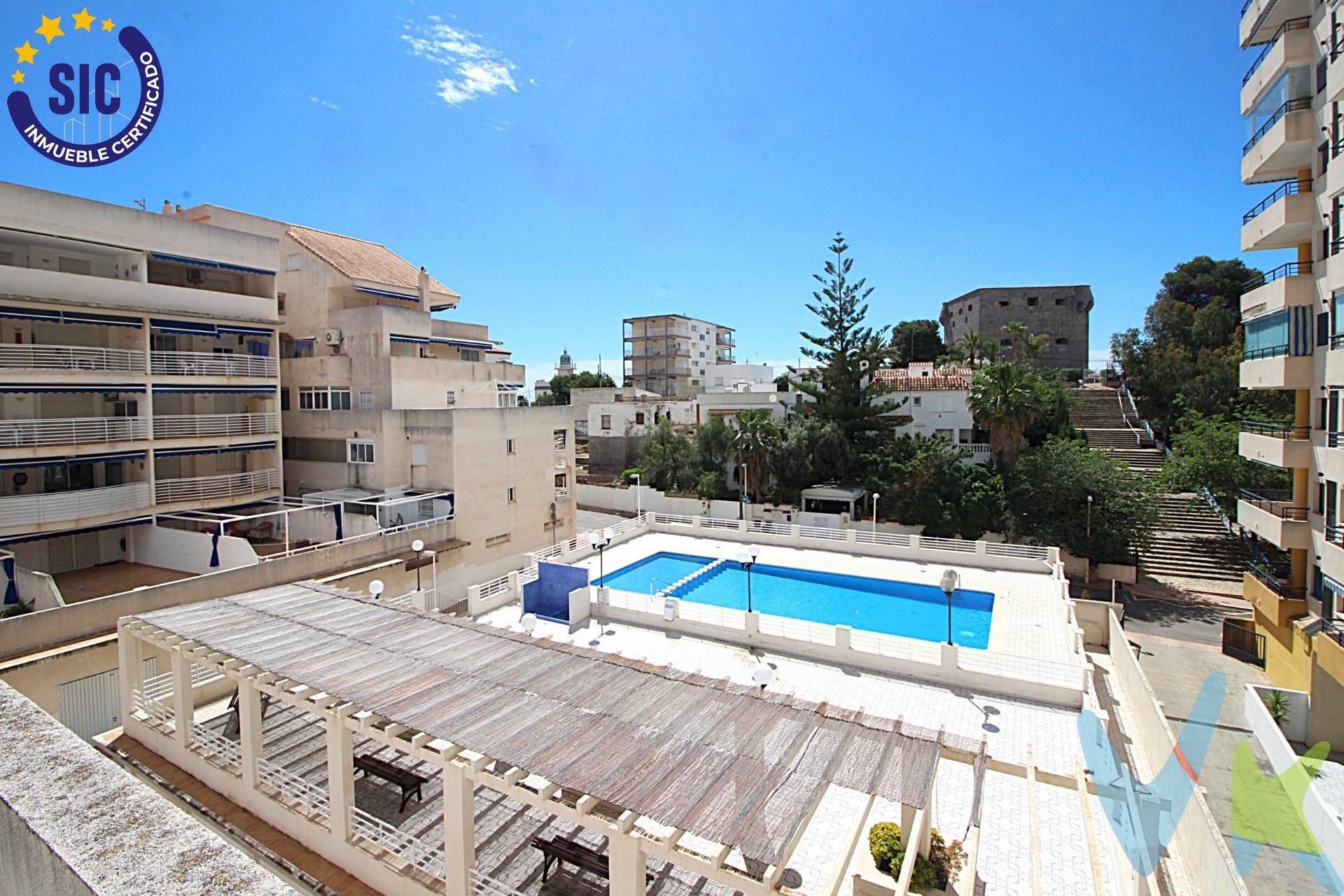 Excelente apartamento a poco minutos de la playa de La Concha en zona tranquila, ideal para relajarte y disfrutar del verano. La vivienda tiene acceso por un pasillo exclusivo lo que te permite una mayor privacidad. Una vez en ella nos encontramos con un amplio salón comedor muy luminoso, cocina independiente totalmente equipada, un baño completo, dos habitaciones dobles con armarios empotrados y lo más deseado para aquellos que buscan la vivienda de playa, una espectacular terraza, donde podrás crear diferentes ambientes y disfrutar del sol, las vistas y el aire libre. Además cuenta con  plaza de parking para estacionar tu vehículo de forma segura, trastero para poder almacenar objetos y piscina comunitaria para  refrescarte en los meses de calor.  ¡ NO LO DEJES ESCAPAR Y VEN A VISITARLO!. La Concha, con forma de bahía, te ofrece un mar en calma apto para todos los públicos. Columpios y toboganes; hamacas y sombrillas te esperan. Completamente accesible, la playa de La Concha es también el centro de las actividades lúdicas. Un bello atardecer prolongará tu estancia hasta la hora del aperitivo y un cielo plagado de estrellas espera tu paseo nocturno. Esta maravillosa playa cuenta con los distintivos de Bandera Azul, ISO14001, SICTED (Sistema Integral de Calidad Turística en Destino) y “Q” Qualitur. Los metros útiles son aproximados. Este inmueble es en exclusiva, con lo que le facilitamos cualquier información sobre la vivienda. Por este motivo, solicitamos no molesten al propietario, ocupantes de la propiedad, vecinos o conserje de la comunidad. . Muchas gracias por su comprensión. El precio indicado puede sufrir variaciones. En todos los casos los precios expuestos son más impuestos y gastos derivados de la transmisión del inmueble. 