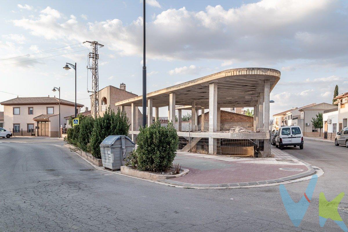 Se vende solar de 275 m2 en el pueblo de Chauchina, a tan solo 15 minutos de la capital.  El solar, haciendo esquina, tiene construida la estructura de vivienda de dos plantas con proyecto, planos y documentación en regla para poder terminarla y construir así la vivienda que siempre habías soñado.  No lo dudes y llámanos.  Ref. N167.  .  * El PVP indicado no incluye impuestos ni gastos de Escritura.  * Honorarios de agencia (2,5% del precio de venta + IVA) no incluidos.  * Las superficies expresadas en esta página tienen carácter descriptivo y son aproximadas. Los precios pueden ser susceptibles de modificación sin previo aviso.
