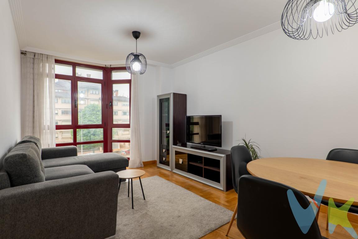 En una de las zonas más cómodas y demandadas de Gijón, junto a El Corte Inglés, ponemos a la venta este precioso y acogedor piso, ideal para quienes buscan confort, tranquilidad y excelentes comunicaciones.La vivienda, construida en 2004, se encuentra en excelente estado de conservación y cuenta con 73 m² construidos, distribuidos de forma muy funcional. Dispone de dos dormitorios con armarios empotrados, un amplio salón muy luminoso, cocina totalmente amueblada y equipada con electrodomésticos, y dos baños completos: uno en suite dentro del dormitorio principal con bañera y otro independiente con plato de ducha.Destacan sus acabados de calidad, con suelos de parquet, ventanas de aluminio con doble acristalamiento tipo Climalit y calefacción individual de gas natural. Gracias a su orientación este, se trata de una vivienda cálida y muy agradable durante todo el año.Uno de sus grandes atractivos es que no tiene edificios enfrente, lo que aporta una agradable sensación de amplitud, privacidad y tranquilidad.Además, incluye una amplia plaza de garaje y trastero, ambos con acceso directo desde el ascensor de la vivienda, ofreciendo una gran comodidad en el día a día, especialmente al llegar con compras o carga.Su ubicación es inmejorable: a un paso de El Corte Inglés y con salida rápida a la autopista, rodeado de todos los servicios necesarios.Una oportunidad perfecta para entrar a vivir desde el primer día. ¡No dejes pasar esta ocasión y ven a visitarlo!Se informa a los interesados de que el precio de venta no incluye el Impuesto de Transmisiones Patrimoniales (ITP), ni los gastos de notaría, registro de la propiedad y otros gastos asociados a la compraventa, así como tampoco los honorarios de la agencia inmobiliaria a cargo del comprador.