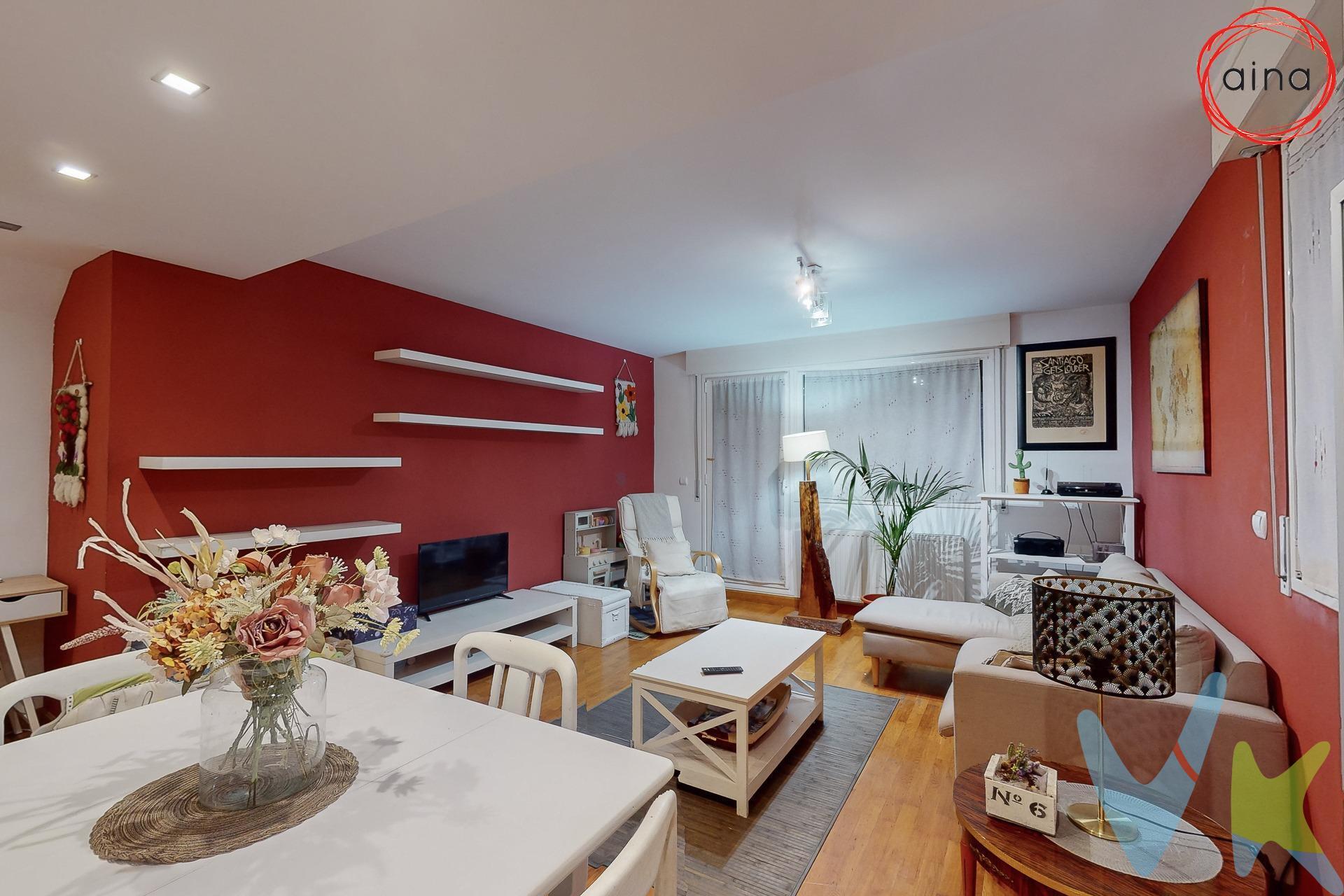 Se Vende Dúplex Ático de 3 habitaciones y 3 baños, terraza, plaza de garaje y trastero en Urbanización Zizur de 121 m² Construidos / 105 m² Útiles. Este luminoso y espacioso dúplex ático de 121 m² construidos y 105 m² útiles se encuentra en una excelente ubicación dentro de la Urbanización Zizur. Ideal para aquellos que buscan comodidad y amplitud. Su distribución es la siguiente: Planta Baja:Hall de entrada con pasillo distribuidor, Baño completo con plato de ducha, Cocina de 10,30 m² con despensa para mayor almacenamiento, Salón-comedor de 23,45 m² con acceso directo a una terraza de casi 6 m² con una estupenda orientación Suroeste (sol de tarde), perfecta para disfrutar del aire libre. Planta Primera / Buhardilla: Habitación principal de 12 m² con baño en suite, equipado con plato de ducha, 2 dormitorios adicionales de 12,15 m² y 11,80 m²,  ideales para familia o invitados, Baño amplio de casi 5 m² para mayor comodidad. Además, la vivienda dispone de calefacción y agua caliente sanitaria mediante caldera individual, asegurando una temperatura agradable durante todo el año. Extras: Plaza de garaje y trastero. ¡No dejes pasar esta oportunidad única de vivir en un ático con todo lo que necesitas para tu comodidad!. Datos meramente informativos sin valor contractual. El PVP indicado no incluye impuestos ni gastos de transmisión (ITP, Notaría, Registro..)