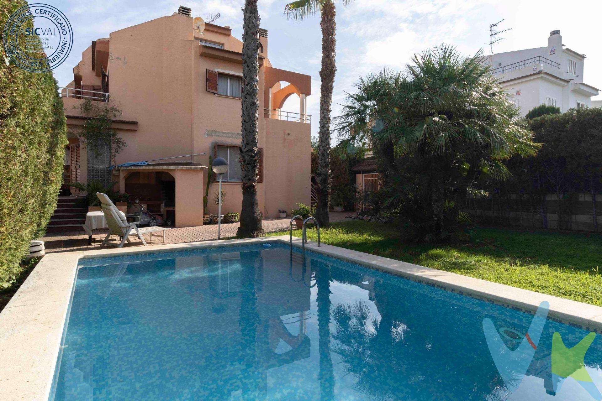 Presentamos una extraordinaria propiedad en la prestigiosa zona del Vedat de Torrent (Valencia), junto al emblemático auditorio y con la comodidad inigualable de poder acceder a pie al centro de la población, estaciones de metro, supermercados y servicios esenciales. Este chalet es un verdadero refugio de serenidad y elegancia, diseñado para ofrecer una calidad de vida excepcional. Se trata de un chalet pareado que dispone de un maravilloso jardín con césped y una piscina privada que invita a relajarse y disfrutar del cálido clima mediterráneo. El chalet dispone de un garaje espacioso con capacidad para dos vehículos, que además alberga un lavadero y una encantadora bodega, perfectos para el almacenamiento y las reuniones familiares. En la planta principal, el espacio se distribuye con un salón comedor amplio y luminoso, ideal para compartir momentos con la familia, y una cocina generosa en dimensiones que satisface las necesidades de cualquier entusiasta de la gastronomía. Completa esta planta un baño con ducha y un gran porche cubierto, que podría integrarse fácilmente al espacio interior para ampliar las áreas comunes y aprovechar mejor las vistas al jardín. La segunda planta alberga dos habitaciones de ensueño (ANTES 3 ). La habitación principal, de gran tamaño, ha sido optimizada al incorporar un vestidor privado al espacio original, convirtiéndola en un oasis de confort y elegancia. Ambas habitaciones cuentan con amplias terrazas, que no solo proporcionan una conexión privilegiada con el exterior, sino que también llenan las estancias de luz y aire fresco. Además, se encuentra un baño amplio que, gracias a su disposición, podría dividirse en dos baños independientes, aportando flexibilidad y funcionalidad. Finalmente, la buhardilla es el rincón perfecto para los más jóvenes de la familia, ya que ofrece un espacio versátil que puede transformarse en un área de juegos, estudio o sala de entretenimiento. Este chalet es una joya rara, que combina la comodidad de un hogar contemporáneo con la tranquilidad de vivir en una de las zonas más deseadas de Torrent. Es ideal para quienes buscan un equilibrio perfecto entre proximidad urbana y privacidad residencial. Por mandato expreso del propietario, comercializamos este inmueble EN EXCLUSIVA, lo que le garantiza un servicio de calidad, un trato fácil, sencillo y sin interferencias de terceros. Por este motivo, se ruega no molestar al propietario, a los ocupantes de la propiedad, a los vecinos. Muchas gracias por su comprensión. .  El precio NO incluye los gastos de notaría, ni impuestos, ni gastos de registro de la propiedad, ni gastos de gestoría, ni honorarios de la inmobiliaria, ni cualquier otro gasto que no este especificado.  .  Los datos e información contenida en este anuncio es meramente informativa, por lo que no tiene carácter contractual, pudiendo contener errores, reservándose la inmobiliaria a poder modificarla en cualquier momento. Para saber más sobre el mismo no dude en ponerse en contacto con nosotros.