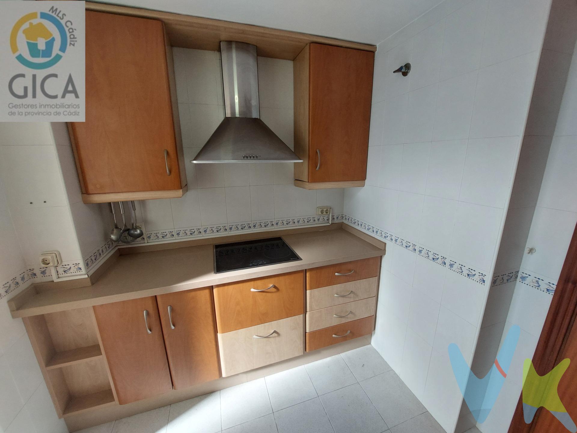 ¡Descubre tu nuevo hogar en este fantástico piso con vistas espectaculares! Ubicado en una zona tranquila de Algeciras, esta vivienda es un refugio perfecto para disfrutar del relax y la paz que mereces. Con espacios amplios y bien distribuidos, el inmueble cuenta con 3 dormitorios ideales para compartir momentos inolvidables. Además, dispone de un baño exterior luminoso, cocina equipada con lavadero y un acogedor salón desde donde podrás admirar las impresionantes vistas a la bahía. Equipado también con aire acondicionado caliente/frío para mayor confort durante todo el año. La cercanía a parques y zonas recreativas convierte esta propiedad en el lugar ideal para quienes desean combinar comodidad urbana junto a la serenidad natural que ofrece su entorno. El edificio cuenta además con ascensor facilitando así el acceso al piso; algo muy valorado por los residentes. Este magnífico hogar está clasificado como Vivienda de Protección Oficial (VPO), lo cual te brinda no solo calidad sino seguridad ante tu inversión inmobiliaria. No pierdas más tiempo buscando: ¡este tesoro escondido espera ser visitado! Te aseguramos que vivir aquí será una experiencia maravillosa. -----------------------------------------------------------. Transparencia de precio, impuestos y honorarios:. El precio publicado corresponde únicamente al precio de venta del inmueble y no incluye impuestos, gastos de compraventa ni honorarios a cargo del comprador. Impuestos: ITP o IVA+AJD (según la naturaleza de la transmisión). En Andalucía, en segundas transmisiones el ITP es 7% con carácter general, pudiendo aplicarse tipos reducidos (6% o 3,5%) si se cumplen requisitos. Base del impuesto: con carácter general, la base será la mayor entre el precio declarado y el valor de referencia (según normativa aplicable). Gastos de compraventa: notaría, registro y, en su caso, gestoría (desde 2.000€ orientativo, según operación). Honorarios comprador (no incluidos): 3% + IVA, con mín. 3.500€ + IVA si precio < 115.000€. Se informan y aceptan por escrito (hoja de encargo/servicios) antes de la visita y de cualquier gestión vinculada a la compra. Ficha informativa (Decreto 218/2005) a disposición del interesado. Fuentes oficiales: información tributaria y valor de referencia disponibles en fuentes oficiales de la Junta de Andalucía y se facilitan a quien lo solicite. Exclusiva: Por mandato expreso del propietario, este inmueble se comercializa en exclusiva a través de la inmobiliaria. Se ruega no contactar directamente con propiedad/ocupantes/vecinos.