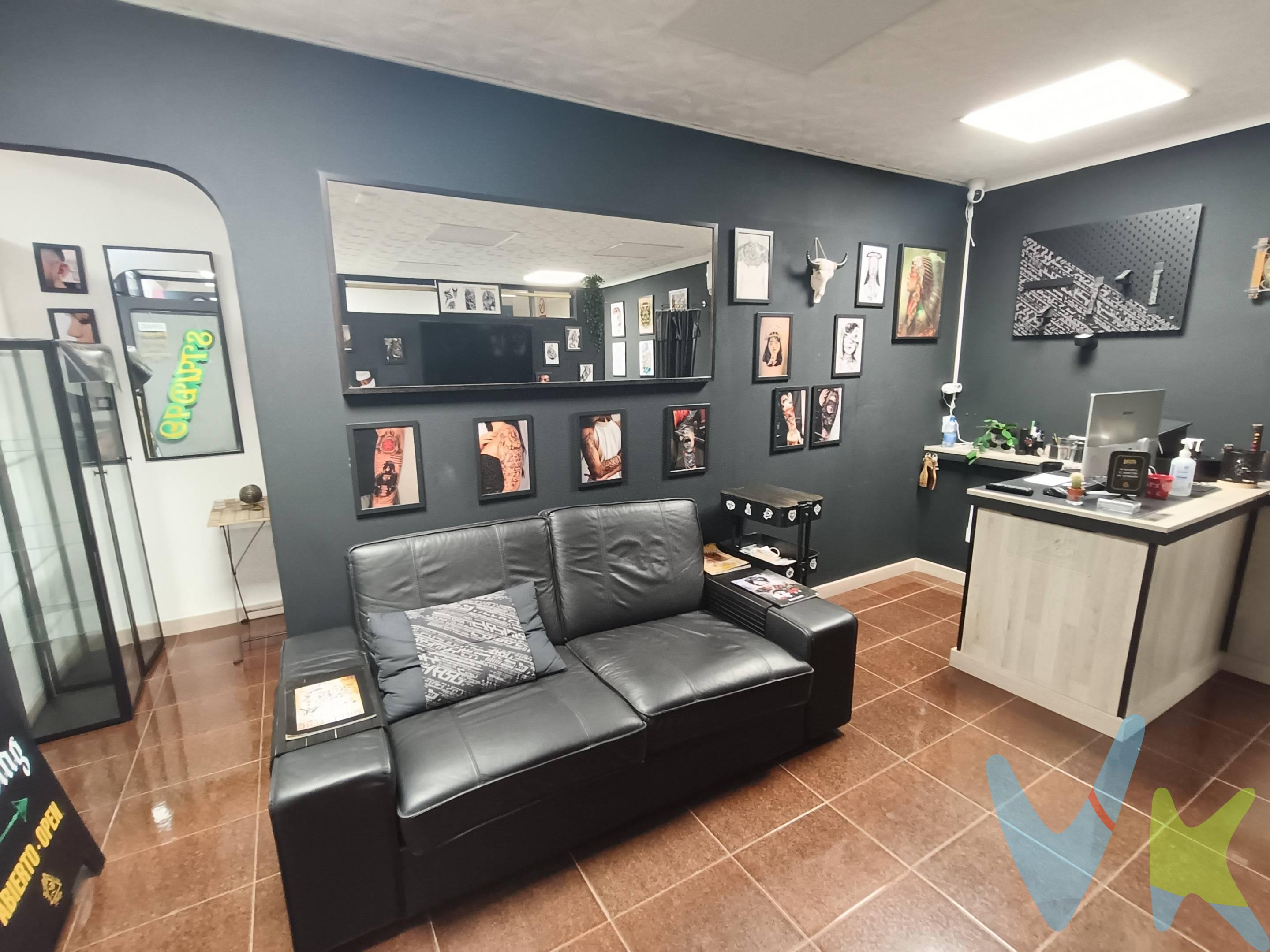 ¿Estás buscando un local comercial listo para empezar a trabajar de inmediato? ¡Esta es tu oportunidad!. 🔹 Ubicación inmejorable: Centro Comercial San Fernando, en el corazón de Maspalomas. 🔹 Estado: Totalmente reformado y equipado. 🔹 Uso actual: Estudio de tatuajes (adaptable a otros tipos de negocio). Entrando al local encontramos un recibidor donde se situal la caja y unos sillones por si hay que esperar cómodamente. Detrás de estos sillones hay dos cabinas separadas donde poder atender a los clientes con tranquilidad, cada una de ellas con un lavamanos y espacio para colocar materiales. Cada cabina está completamente equipada con las camillas, luces y mobiliario que está incluido en el precio. Al otro lado del recibidor encontrarmos un amplio cuarto para guardar los elementos de limpieza del local y las cosas privadas del personal. . El local está completamente equipado y listo para empezar a funcionar: tiene aire acondicionado, TPV, mobiliario y una serie de utensilios que pueden servir a quien arranque ahí su negocio. Todo ello incluido en el precio. El baño se encuentra en las zonas comunes del centro comercial, hay uno para los clientes y otro para los trabajadores. Los gastos de comunidad son de 126,50€. El Centro Comercial San Fernando es uno de los centros más conocidos del sur de Gran Canaria, ubicado en una zona de alto tránsito tanto turístico como residencial. Aquí conviven comercios locales, franquicias, oficinas, bares, peluquerías, gimnasios, centros de estética, etc. Con fácil acceso, aparcamiento y una gran afluencia diaria, es una zona estratégica para cualquier tipo de negocio. ¿Te interesa? Contáctanos para más información o para concertar una visita. La oferta puede estar sujeta a errores u omisiones involuntarias. Los gastos de transmisión patrimonial, IGIC, notaría y registro no están incluidos en el precio de venta.