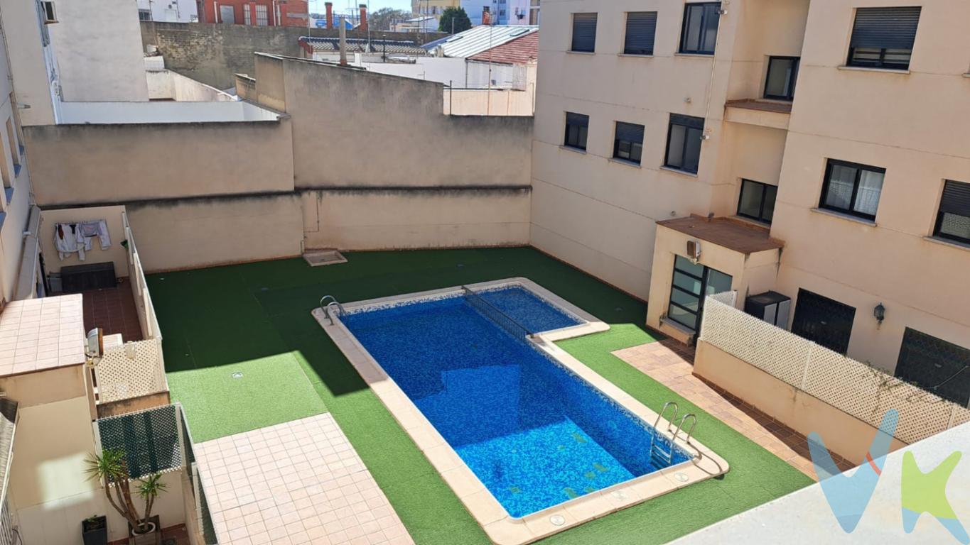 Descubre esta estupenda vivienda ubicada en Albalat dels Sorells, un pueblo con encanto de lHorta Nord, ideal para quienes buscan tranquilidad sin renunciar a todos los servicios y a una excelente conexión con Valencia.La vivienda se sitúa en un entorno privilegiado, rodeado de huerta valenciana, perfecto para disfrutar de paseos al aire libre, desconectar del ritmo diario y, para los amantes del deporte, contar con carriles bici que conectan con los municipios cercanos.Además, dispone de parada de metro de la Línea 3, con conexión directa hasta Valencia y el aeropuerto, lo que facilita el día a día tanto para trabajar en la ciudad como para viajar con comodidad.Al entrar en la vivienda nos recibe un recibidor y a la izquierda, con orientación Este y vistas despejadas, encontramos un salón comedor luminoso y una cocina independiente con galería.La zona de descanso se compone de una habitación con armario empotrado de cuatro puertas, un baño completo con ducha y ventana, y la habitación principal, confortable y equipada con armario empotrado de cinco puertas.La vivienda cuenta con calefacción por gas natural y split de aire acondicionado en el salón, garantizando confort durante todo el año.Incluye en el precio plaza de garaje y trastero de 9 m². El edificio dispone de piscina comunitaria y local social, un espacio ideal para celebraciones y reuniones familiares.Una vivienda pensada para disfrutar de la calma de un pueblo, la naturaleza de la huerta y la cercanía a Valencia.📞 Contacta con Rk Palanca Fontestad y déjate acompañar por un equipo profesional que te ayudará a encontrar tu hogar ideal.El precio no incluye lo siguiente: Honorarios de la agencia inmobiliaria, impuestos (IVA, ITP) y otros gastos de la Compraventa (notaria, gestoría y registro).