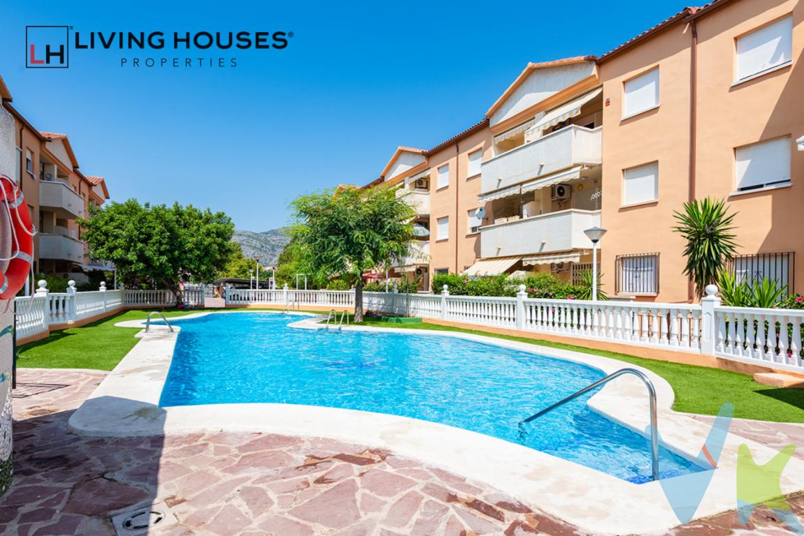  Os presentamos una magnífica oportunidad para adquirir un apartamento en venta en la codiciada área de Playa Morro de Gos, ubicada en Oropesa del Mar-Orpesa. Este encantador inmueble te ofrece una combinación perfecta de confort, accesibilidad y estilo de vida playero, lo que lo convierte en una elección ideal tanto como residencia permanente como para las ansiadas escapadas de fin de semana.Este acogedor apartamento dispone de una superficie construida de 72 metros cuadrados, de los cuales 50 metros son útiles. La distribución es funcional y eficiente, optimizando el espacio para proporcionarte un ambiente cómodo y acogedor. Con dos dormitorios bien iluminados, y un baño, este inmueble es perfecto para parejas, pequeñas familias o incluso para quienes buscan una propiedad en la atractiva costa mediterránea.Construido en 1998, el edificio conserva un aspecto moderno y atractivo, contando con todas las comodidades que pudieras necesitar. El apartamento se distingue por dos terrazas que suman 22 metros cuadrados, un espacio ideal para relajarte y disfrutar de agradables momentos al aire libre, ya sea deleitándote con el desayuno con vista al sol naciente o disfrutando de cenas en compañía de amigos mientras contemplas el atardecer.Para hacer la vida aún más cómoda, el apartamento se vende amueblado y equipado con electrodomésticos, permitiéndote una mudanza sin contratiempos y la posibilidad de comenzar a disfrutar del nuevo hogar desde el primer día. Cada detalle ha sido cuidadosamente considerado para ofrecerte practicidad y confort.Entre sus características adicionales, se incluye un amplio garaje de 13 metros cuadrados, un valioso activo en esta área donde la demanda de estacionamiento puede ser alta en temporada alta. Asimismo, los residentes tienen acceso a una fantástica piscina comunitaria, perfecta para refrescarte en los cálidos días de verano y para socializar con los vecinos de la comunidad.La ubicación es inmejorable. A poca distancia se encuentran tanto la estación de tren como paradas de autobús, facilitándote el acceso a otras localidades cercanas y ofreciéndote una excelente conectividad para desplazamientos sin estrés. Además, el apartamento está a escasos metros de la hermosa Playa Morro de Gos, lo que facilita disfrutar de paseos matutinos junto al mar o de tardes relajantes sobre la arena.Este inmueble representa una inversión sólida tanto en calidad de vida como en valor patrimonial. La zona de Oropesa del Mar-Orpesa es conocida por su atmósfera tranquila y su variada oferta de ocio y restauración, asegurando una experiencia de residencia completa y satisfactoria.No pierdas la oportunidad de visitar esta propiedad y descubrir todo lo que tiene para ofrecerte. La combinación de sus características, ubicación privilegiada y condiciones excepcionales hacen de este apartamento una opción atractiva para quienes buscan un hogar en la costa. Coordina una visita para visualizar cómo este espacio puede convertirse en el hogar que siempre has deseado. La oportunidad de vivir en un lugar que ofrece lo mejor de la vida junto al mar es ahora una realidad asequible. 