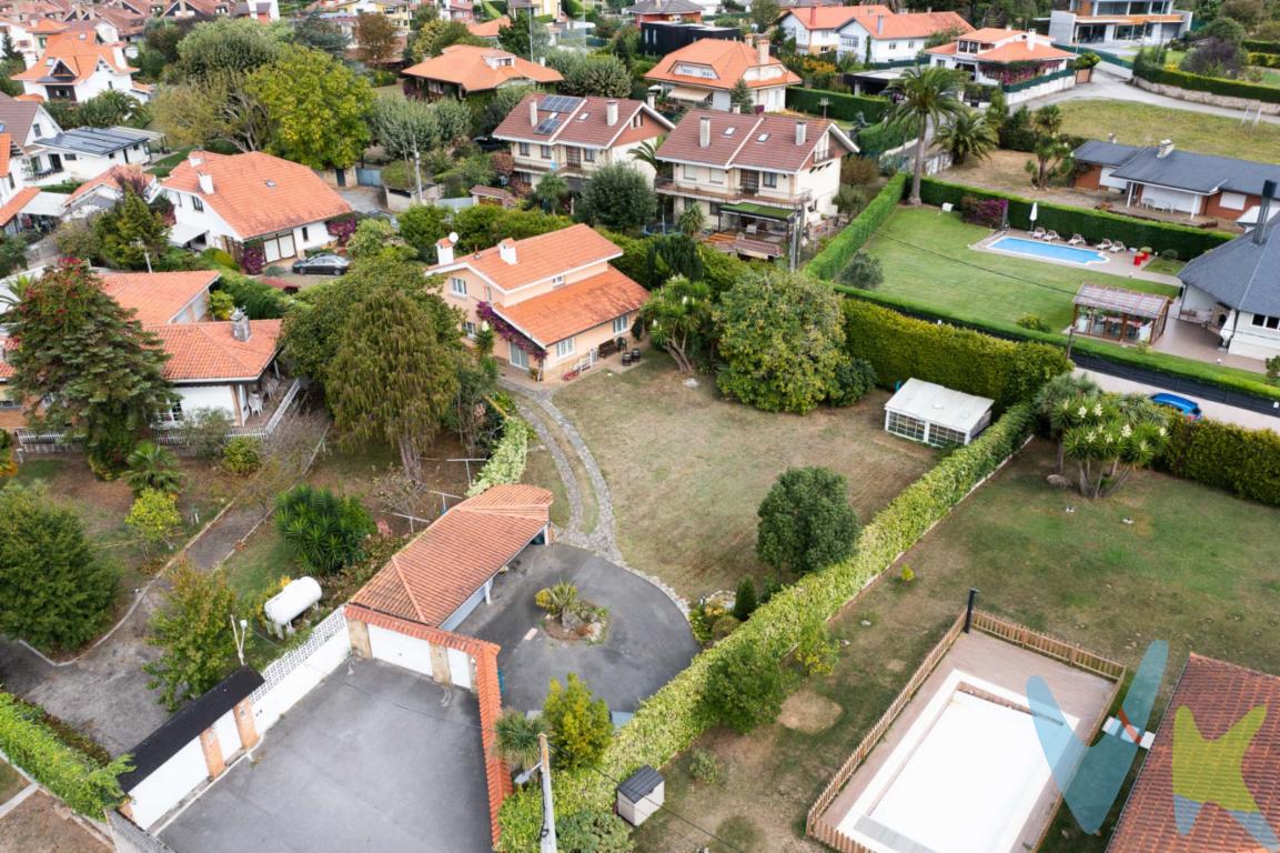  Somio es una zona residencial conocida por sus chalets, áreas verdes y su proximidad al mar, además de ser considerada una del las Zonas más prestigiosas  en la preciosa ciudad de Gijón, La excelente ubicación de esta casa, al encontrarse lado Urbanizacion el Pisón, asegura una conexión rápida y sencilla con el resto de la ciudad con  paradas de autobús cercanas.El chalet se distribuye en dos plantas principales más un sótano :La Planta sótano está totalmente habilitado como espacio social, con una amplia zona de estar y bodega ,zona de lavandería  y una gran despensa que aporta aún más capacidad de almacenamiento                                               La Planta Baja dispone de  un Hall distribuidor con armario empotrado, Amplio salón dividido en dos ambientes, cocina, completamente amueblada y equipada con electrodomésticos,.Sorprende por su amplitud y luminosidad gracias a sus grandes ventanales, cuenta además con una práctica salida lateral al exterior , un gran dormitorio  y baño en suite, lo que aporta comodidad y funcionalidad al día a día. Y en la Planta Primera nos encontramos con  el dormitorio principal con baño en suite, dos dormitorios adicionales y un baño completo. y una estancia con sauna. .                                                                                                           Un jardín cuidado al detalle, perfecto para reuniones, celebraciones o simplemente para desconectar en total intimidad además de  caseta de aperos , zona de barbacoa ,sauna , porche cerrado y bodega.        La finca, completamente cerrada, ofrece seguridad y privacidad, factores esenciales para crear un ambiente familiar donde todos puedan sentirse seguros y protegidos. Permítase el lujo de vivir en un entorno inigualable y disfrutar de todas las ventajas que esta impresionante propiedad tiene para ofrecerle. Le aseguramos que se enamorará de su diseño funcional y acogedor.Gastos e impuestos no incluidos en el precio. Honorarios de intermediación inmobiliaria a cargo del vendedor.A título orientativo, en segundas transmisiones, el comprador abonará el Impuesto sobre Transmisiones Patrimoniales (ITP). Para consultar los porcentajes del ITP en Asturias puede hacerlo a través de la web oficial de servicios tributarios del Principado de Asturias https://sede.tributasenasturias.es/sites/sede/default/es_ES/Que-quieres-hacer/Transmisiones-Patrimoniales-y-AJD. La base imponible será el mayor valor entre precio de compraventa, tasación o valor de referencia catastral. Gastos de notaría y registro según aranceles variables según precio, número de copias y complejidad.  El comprador escoge libremente notario. El vendedor asume la plusvalía y el resto de gastos son del comprador. Si se precisa hipoteca: Tasación, condiciones y costes bancarios según entidad elegida por el comprador; así como los gastos de gestoría y cualesquiera otros inherentes a la formalización de la compraventa. De acuerdo con la ley, no se incluyen en el precio otros gastos o tributos que legalmente correspondan al comprador.. El consumidor tiene derecho, conforme a la normativa vigente, a disponer de información y documentación adicional relativa al inmueble y condiciones de la compraventa, accesible en la sede física . La agencia actúa exclusivamente como intermediaria en la operación. Cualquier compraventa y sus condiciones quedan sujetas en todo caso a la aceptación expresa del vendedor del inmueble y a la posterior formalización del correspondiente contrato. El presente anuncio tiene carácter meramente informativo; la información suministrada se corresponde con la disponible a la fecha de publicación, pudiendo variar en función de las circunstancias o actualizaciones legales, contractuales y fiscales. 
