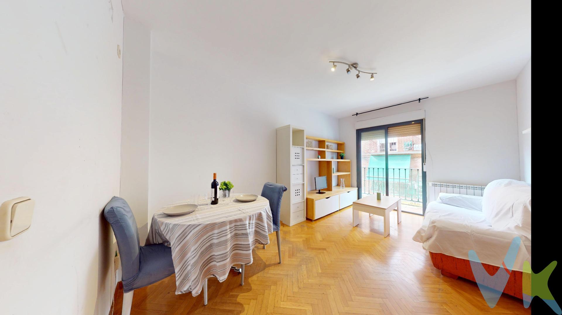 ¡Tu nuevo hogar te espera en Puente de Vallecas! Luminoso apartamento en una finca joven y tranquila.¿Buscas un piso moderno, listo para entrar a vivir y sin las complicaciones de las fincas antiguas? Este fantástico apartamento ubicado en la Calle Sierra del Castillo,  es la oportunidad perfecta que estabas esperando.Situado en un edificio moderno construido en el año 2006, destaca por su excelente estado de conservación, su privacidad (¡pocos vecinos por planta!) y la comodidad de contar con ascensor y acceso totalmente adaptado. Apartamento de 58 metros cuadrados, siendo todas las estancias bastante amplias, salón y cocina independientes, él salón cuenta con un balcón a la calle, la cocina da acceso a un tendedero, cuarto de baño con bañera y dormitorio con armario empotrado con cajoneras y mirador a la calle,. Las calidades son las siguientes, suelos de parquet y gres, ventanas de pvc, puertas interiores de sapelli, exterior blindada, cocina con vitrocerámica y calefacción de gas natural. Edificio de 2006 de los más modernos de la zona, con acceso para personas con movilidad reducida y ascensor. El apartamento se encuentra a escasos metros de la M-30, la frontera que separa el centro de Madrid del distrito de Puente de Vallecas. Cruzar esa línea supone pagar el doble por los mismos metros cuadrados. Comprar aquí permite disfrutar de todas las ventajas de vivir junto a la almendra central de Madrid (Retiro, Arganzuela, Pacífico), pero a un precio por metro cuadrado infinitamente más competitivo y accesible. Puntos de interés en la zona. Transporte: Metro Nueva Numancia línea 1, varios autobuses nº10º, nº24, nº111, nº310, N10. Educación: Colegio San José - Franciscanas Ana Mogas, Colegio Raimundo Lulio, Colegio La Milagrosa, CEIP Amós Acero, CEPA La Albufera. Centros de salud Centro de Salud Martínez de la Riva, CEP Vicente Soldevilla y Avenida Peña Prieta con todo tipo de especialistas. Supermercados: Ahorramás, Día, Mercadona, Lidl.Carrefour Market 24 horas, además del mercado de Peña Gorbea. Centros deportivos: CDM Wilfred Agbonavbare. Autopistas: Cercano a A-3, M-40, M-30 y A-42. No se la juegue con la compra más importante de tu vida,  30 años en la zona nos avalan. En cumplimiento de lo dispuesto en el artículo 20 del Texto Refundido de la Ley General para la Defensa de los Consumidores y Usuarios, en su redacción vigente desde el 28 de diciembre de 2025, se informa expresamente de que el precio publicado no incluye los impuestos ni los gastos adicionales derivados de la compraventa, tales como el Impuesto de Transmisiones Patrimoniales o el IVA en su caso, Actos Jurídicos Documentados, aranceles notariales y registrales u otros gastos inherentes a la operación, los cuales se determinarán en función del precio final de cierre de la compraventa. El precio final ofertado respeta la normativa reguladora de precios que resulte aplicable. Asimismo, la presente operación devengará honorarios de intermediación profesional equivalentes, como máximo, al 3% del precio final de compraventa, más el IVA vigente, que serán abonados por la parte compradora. 