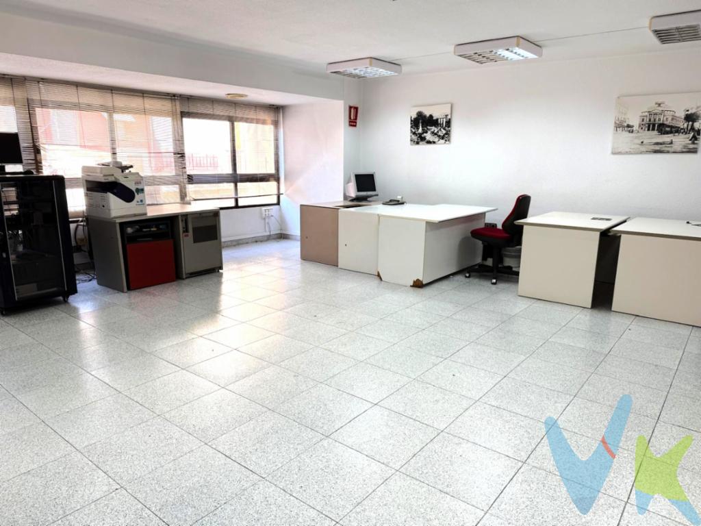  **Atención INVERSORES, A ESTA VIVIENDA CON 285 m ¿Quieres hacer TRASTEROS ? en Zona Centro **En el corazón de Castellón, en la prestigiosa zona del Centro - Hospital - Plaza del Real, esta oficina ofrece una oportunidad única para establecer su negocio, ( con limitaciones, debido a las actuales normas urbanísticas), como por ejemplo ¡¡TRASTEROS!!, tan demandados actualmente. en un entorno dinámico y céntrico. Con una superficie útil de 225 metros cuadrados y 285 metros construidos, este inmueble destaca por su amplitud y comodidad, ofreciendo un espacio generoso. Antaño era una prestigiosa gestoría y aún conserva la LICENCIA EN VIGOR, por lo que si se quiere para ejercer la misma actividad, no sería problema.Situada en la segunda planta de un edificio histórico, construido en 1965, la oficina goza de una presencia distinguida que combina la elegancia de antaño. El ascensor facilita el acceso, garantizando comodidad para usted y sus clientes. El edificio ha sido cuidadosamente mantenido, y su ubicación estratégica en una de las zonas más solicitadas de la ciudad.La zona Centro - Hospital - Plaza del Real es reconocida por su animada actividad comercial y excelente conectividad. Con una amplia variedad de servicios a su alrededor, como restaurantes, tiendas y bancos, así como acceso rápido a transporte público, esta ubicación facilita la vida cotidiana tanto a empleados como a clientes.Además, la cercanía a instituciones importantes en la ciudad significa que estará siempre al corazón de las actividades económicas y culturales, lo que representa una ventaja significativa .No deje pasar la ocasión de visitar este magnífico espacio. Concertar una visita es sencillo y estaremos encantados de mostrarle esta oficina.Agencia Registrada con el número 1.399 en el Registro Obligatorio de Agentes Inmobiliarios de la Comunidad Valenciana. Puede consultar en la web de la GVA. Gastos e impuestos no incluidos en el precio. A título orientativo, en segundas transmisiones, el comprador abonará el Impuesto sobre Transmisiones Patrimoniales (ITP), cuyo tipo general en la Comunidad Valenciana es el 10% (*) sobre la base imponible, que será el mayor valor entre precio de compraventa, tasación o valor de referencia catastral. Gastos de notaría y Registro de la Propiedad: aproximado entre 1.000 y 2.000 euros (aranceles variables según precio, número de copias y complejidad). El comprador escoge libremente notario. El vendedor asume, por ley, los gastos que le correspondan, salvo pacto contrario. Si se precisa hipoteca, tasación, condiciones y costes bancarios según entidad elegida por el comprador; así como los gastos de gestoría y cualesquiera otros inherentes a la formalización de la compraventa. De acuerdo con la ley, no se incluyen en el precio otros gastos o tributos que legalmente correspondan al comprador. Los honorarios de intermediación inmobiliaria al vendedor no incluidos en el precio. Los honorarios de intermediación inmobiliaria al comprador: 2,5 % + IVA calculados sobre el precio de venta con un mínimo de 3.000 euros + IVA(*) Consultar condiciones concretas según circunstancias personales o régimen fiscal aplicable. Puedes llamar al y te informaremos de tu caso en concreto.El consumidor tiene derecho, conforme a la normativa vigente, a disponer de información y documentación adicional relativa al inmueble y condiciones de la compraventa, accesible en la sede física de la agencia situada en Avenida Rey Don Jaime nº74, 7ºB, Castellón de la Plana. La agencia actúa exclusivamente como intermediaria en la operación. Cualquier compraventa y sus condiciones quedan sujetas en todo caso a la aceptación expresa del vendedor del inmueble y a la posterior formalización del correspondiente contrato. El presente anuncio tiene carácter meramente informativo: la información suministrada se corresponde con la disponible a la fecha de publicación, pudiendo variar en función de las circunstancias o actualizaciones legales, contractuales y fiscales. 