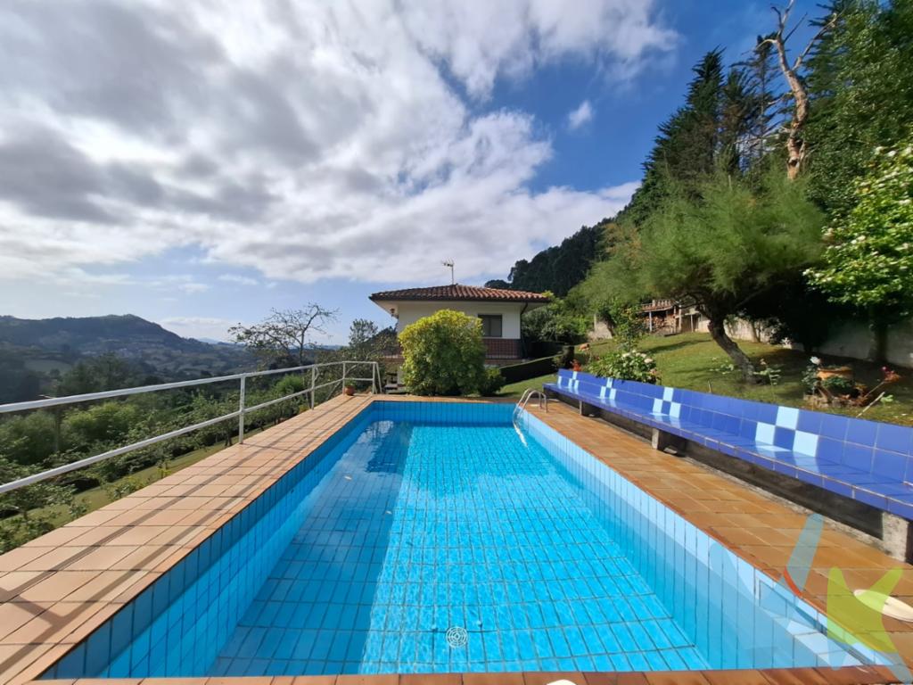 Se vende casa independiente situada en la tranquila y pintoresca zona de Caldones, en Gijón. Este inmueble, construido en 1983, cuenta con una superficie construida de 100 metros cuadrados y 80 metros útiles, lo que lo convierte en la elección perfecta para quienes buscan un hogar acogedor y funcional. La vivienda se distribuye en salón-comedor-cocina, dos habitaciones y un baño.Uno de los grandes atractivos de esta propiedad es su extensa parcela, que brinda la oportunidad de disfrutar de un estilo de vida al aire libre. La finca, completamente cerrada, asegura privacidad y tranquilidad, permitiendo a sus propietarios disfrutar de momentos de ocio y relax. En los meses de buen tiempo, la piscina se convierte en el lugar perfecto para refrescarse y compartir momentos agradables en familia o con amigos.El exterior del inmueble también cuenta con una hermosa zona ajardinada, que se presenta como un auténtico oasis de paz. El cuidado diseño del jardín y los detalles ornamentales aportan un valor añadido a la propiedad, haciendo de cada rincón un lugar especial. Tiene una gran extensión de manzanos y muchos arboles frutales. Para mayor conveniencia, la casa dispone de un trastero-garaje, espacio perfecto para el almacenaje de herramientas, equipamiento deportivo o cualquier otro objeto que desee guardarse. La inclusión de este espacio adicional suma practicidad al conjunto del inmueble. A su alrededor se pueden encontrar diversas rutas de senderismo para los amantes de la naturaleza, lo que convierte a esta casa en una opción perfecta para aquellos que valoran el contacto directo con el entorno.Esta casa en Caldones es una oportunidad única de adquirir un inmueble con todas las características necesarias para disfrutar de una vida plena tanto dentro como fuera del hogar. Con el equilibrio justo entre espacio interior y exterior, y situada en una de las zonas más tranquilas de Gijón, esta propiedad ofrece un estilo de vida inigualable. No pierda la oportunidad de visitar esta acogedora vivienda para descubrir todo lo que puede ofrecerle. Se convertirá sin duda en el hogar que siempre ha soñado. Reserve ahora su visita y déjese conquistar por el encanto y la serenidad de Caldones.En el precio del inmueble no se incluyen los gastos de Notaría, Registro e Impuestos asociados a la operación.