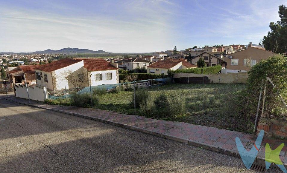 Tenemos a la venta parcela de superficie 553m2, calle El Bosque en Cobisa.
Suelo urbano con los servicios de agua y electricidad en acera. No hay comunidad ya que estas en el pueblo de Cobisa. Solo se paga IBI. 
Si necesitas construir, esta es tu parcela. Llámanos y te informaremos para construir, proyecto, normas urbanísticas, hipoteca, autopromoción, etc.
Honorarios de intermediación inmobiliaria no incluidos en el precio.
Información válida salvo error tipográfico.