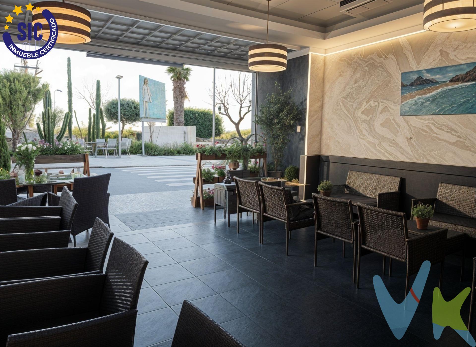 Presentamos el traspaso de bar-restaurante en pleno funcionamiento en Moncada, situado en el consolidado barrio Badía, en una ubicación estratégica y muy visible. El local se encuentra frente al parque, de los cactus donde dispone de terraza exterior, lo que aporta un entorno agradable y familiar, ideal para potenciar el servicio diario. El establecimiento cuenta con 191 m², distribuidos en amplio salón interior con aforo autorizado para 70 comensales. Espacios exteriores con gran atractivo comercial. 30 m² de terraza techada propia. Terraza exterior ubicada en el parque situado justo enfrente del bar, con capacidad para 8 mesas (32 comensales). Una combinación perfecta para maximizar la rentabilidad y ofrecer diferentes ambientes a los clientes. Licencias en vigor:. Bar-restaurante. Terraza. Juegos de azar. Totalmente equipado. Se traspasa con toda la maquinaria, mobiliario y utensilios que aparecen en las fotografías, permitiendo continuar la actividad de inmediato. (No se incluyen las máquinas propiedad de proveedores.). Reformado hace solo 6 meses, el local se encuentra en excelente estado, moderno y actualizado, sin necesidad de inversión adicional. Una oportunidad ideal para profesionales que busquen un negocio listo para continuar y con gran potencial. Para más información, condiciones económicas o concertar una visita, contáctenos. . PVP 55.000€.  Gastos e impuestos no incluidos en el precio. La compra conlleva impuestos y gastos de formalización para el comprador. A título orientativo se informa que en segundas transmisiones el ITP con carácter general en  Valencia es del 10%, pudiendo existir otros tipos impositivos atendiendo a las circunstancias  personales del comprador u otras circunstancias previstas legalmente. Base imponible del impuesto el mayor valor entre el precio de compraventa, la tasación o el valor de referencia catastral. En cuanto a los gastos de notaría y registro, en su caso,  suelen oscilar aprox; entre 1,5% y 2,5% (aranceles variables según precio, n.º de copias y complejidad). El comprador elige notario. Si el comprador precisase de hipoteca: tasación, condiciones y costes bancarios serán según entidad elegida por el comprador, así como los gastos de gestoría, y cualesquiera otros gastos inherentes a la formalización de la compraventa que legalmente correspondan a la parte compradora, salvo pacto expreso en contrario con el vendedor. El consumidor tiene, conforme a la normativa vigente, a su disposición información y documentación adicional relativa al inmueble y condiciones de la compraventa, que podrá ser consultada en C/Joaquín Costa 4, bajo 46005 Valencia o urbe2@remax.es. Honorarios de mediación inmobiliaria a cargo del  COMPRADOR: (3000€ del precio final de venta más IVA (21%), salvo otro pacto.); y de VENDEDOR (según acuerdo con el mismo). . Se informa al consumidor que la agencia actúa como intermediaria inmobiliaria en la operación, estando cualquier eventual compraventa y sus condiciones sujeta a la aceptación expresa del propietario-vendedor y a la posterior formalización del correspondiente contrato.