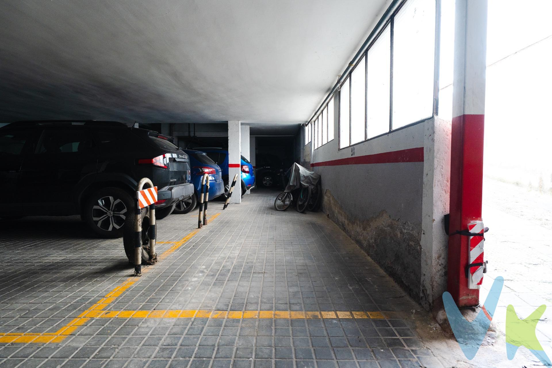 No todas las plazas de garaje en Carabanchel ofrecen espacio real, seguridad y comodidad de acceso… y por eso no todas son iguales. UROSA TARGET GROUP presenta esta amplia plaza de garaje situada en la Calle Espinar, en el barrio de Vista Alegre (Carabanchel), en una zona residencial consolidada con gran demanda de aparcamiento. Se trata de dos plazas que se venden conjuntamente, con una superficie aproximada total de 26 m², lo que permite estacionar cómodamente un coche grande y una moto, o incluso dos vehículos compactos, algo poco habitual en garajes de la zona. La plaza se encuentra dentro de una urbanización privada, con garaje amplio y seguro, dotado de puerta automática de acceso, lo que garantiza comodidad, seguridad y facilidad de maniobra. Su ubicación es especialmente práctica, muy próxima a la Calle General Ricardos y la Avenida de Fátima, justo al lado del Colegio Vedruna, en una zona con alta densidad residencial y dificultad creciente para encontrar aparcamiento en superficie. Una excelente opción tanto para residentes que buscan comodidad diaria como para quienes desean realizar una inversión en una zona con alta demanda de plazas de garaje. Disponibilidad inmediata. Contacta para ampliar información o concertar una visita. Información económica y gastos asociados:. En cumplimiento de lo dispuesto en el artículo 20 del Texto Refundido de la Ley General para la Defensa de los Consumidores y Usuarios, en su redacción vigente desde el 28 de diciembre de 2025, se informa expresamente de que el precio publicado no incluye los impuestos ni los gastos adicionales derivados de la compraventa, tales como el Impuesto de Transmisiones Patrimoniales, aranceles notariales y registrales u otros gastos inherentes a la operación, los cuales se determinarán en función del precio final de cierre de la compraventa. El precio final ofertado respeta la normativa reguladora de precios que resulte aplicable. Asimismo, la presente operación devengará honorarios de intermediación profesional equivalentes al 5% del precio final de compraventa, más el IVA vigente, que serán abonados por la parte compradora.