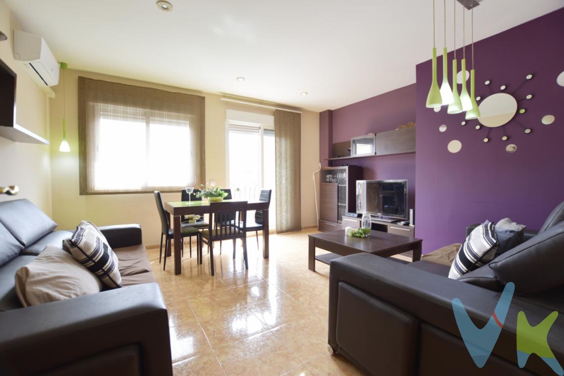 ¿Buscas una vivienda en Rafelbunyol con terraza y toda en una planta? La tenemos, edificio de diez años, muy céntrico, pocos vecinos, además se incluye plaza de garaje y trastero en el mismo edificio. Lo mejor, la terraza, de unos 10m2, con acceso desde la habitación principal, ideal para desayunar, un desahogo de espacio familiar o tener una pequeña piscina para los más pequeños de la casa. La cocina es amplia y cuenta con una despensa así como un pequeño lavadero, mitad cubierto, mitad descubierto, muy cómodo para tender la ropa o de almacenaje. En el precio se incluyen los muebles y electrodomésticos. La vivienda tiene 3 habitaciones, pre-instación por conductos, split, rejas, mosquiteras y dos armarios empotrados y cuenta con algunas reformas. Dos baños, uno con plato de ducha y otro con bañera, ambos con mueble de almacenaje. Vivirás en Rafelbunyol, municipio de l´Horta Nord, a 20 minutos de la playa y a 5km del mar. ¿Quieres más información? llámanos y hacemos tuya tu proyecto de vida. Contamos con 30 años de experiencia acreditada y nuestro objetivo es garantizarle un servicio de compra humano, ético, de calidad, fácil y seguro. Nuestro equipo lo integran agentes con la titulación AIR (Agente Inmobiliario Registrado) y Agentes Certificadores de la categoría Premium en certificación de inmuebles y debidamente registrados en el Registro de Agentes de Intermediación de la CV (RAICV 0743). Consulte en nuestras reseñas de Google lo que opinan los clientes que ya han trabajado con nosotros.El precio NO incluye: Impuestos, gastos de Notaría, registro y honorarios de inmobiliaria. 