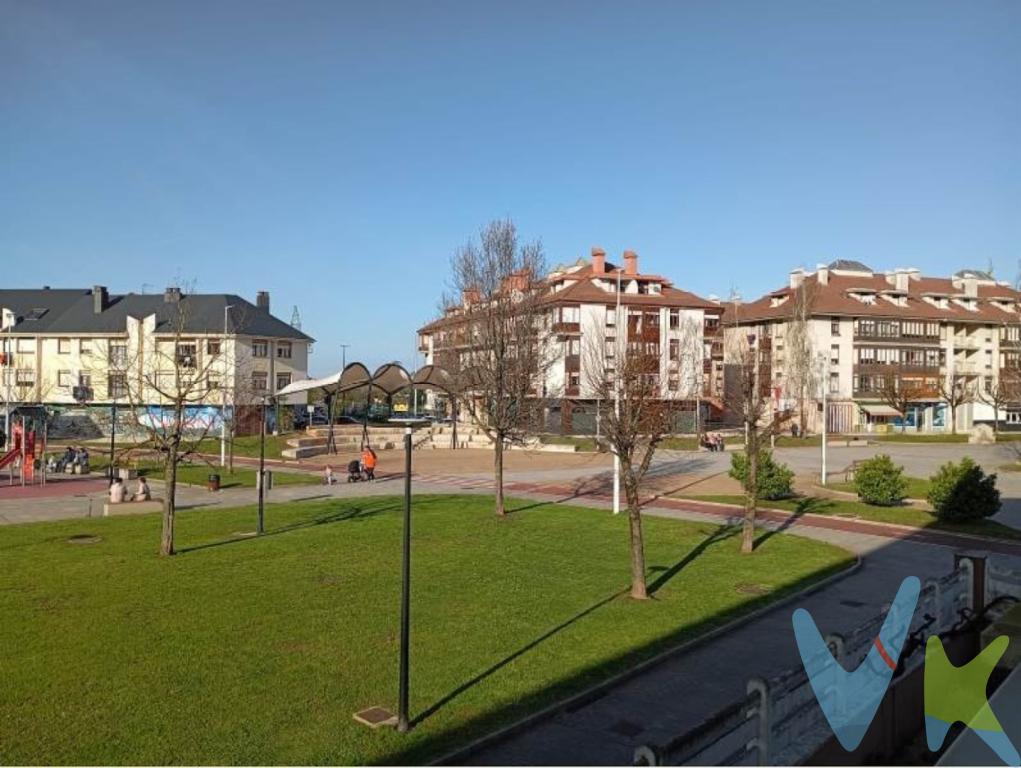 Un piso que enamora en pleno Santiago de CartesSi buscas una vivienda luminosa, cómoda y con una ubicación que lo tiene todo, este piso en Santiago de Cartes te va a sorprender. Sus más de 90 m² están distribuidos de una forma tan práctica que cada rincón se siente amplio y bien aprovechado.Nada más entrar, te recibe un hall que da paso a una cocina independiente con balcón, perfecta para desayunar con aire fresco. El salón comedor, amplio y muy luminoso, también tiene salida a otro balcón desde el que podrás disfrutar de vistas despejadas a la plaza.La zona de descanso cuenta con tres dormitorios y dos baños completos. El dormitorio principal es, sencillamente, una maravilla: un espacio enorme, con ventanales inmensos por los que entra luz a raudales y un baño en suite que aporta ese plus de comodidad que tanto se agradece.La vivienda dispone de calefacción, ascensor en el edificio y una plaza de garaje de fácil acceso, para que el día a día sea cómodo desde el minuto uno. Además, se incluye el amueblamiento, así que solo tendrás que traer tus cosas y empezar a disfrutarla.La ubicación es otro de sus grandes puntos fuertes: vistas a una plaza tranquila con zona infantil, áreas deportivas muy cerca y todos los servicios a mano. Y lo mejor, estás a solo 5 minutos de Torrelavega y con acceso rápido a la autovía, lo que convierte este piso en un lugar ideal para vivir con comodidad sin renunciar a la tranquilidad.Ven a verlo cuanto antes. Es de esas viviendas que, cuando entras, ya te imaginas viviendo en ellas.El comprador deberá pagar 1500 + IVA de gastos de gestión.Gastos e Impuestos no incluidos en el precio. Compra sujeta a ITP. El comprador se hará cargo de los costes de la escritura e inscripción en el Registro de la Propiedad. 