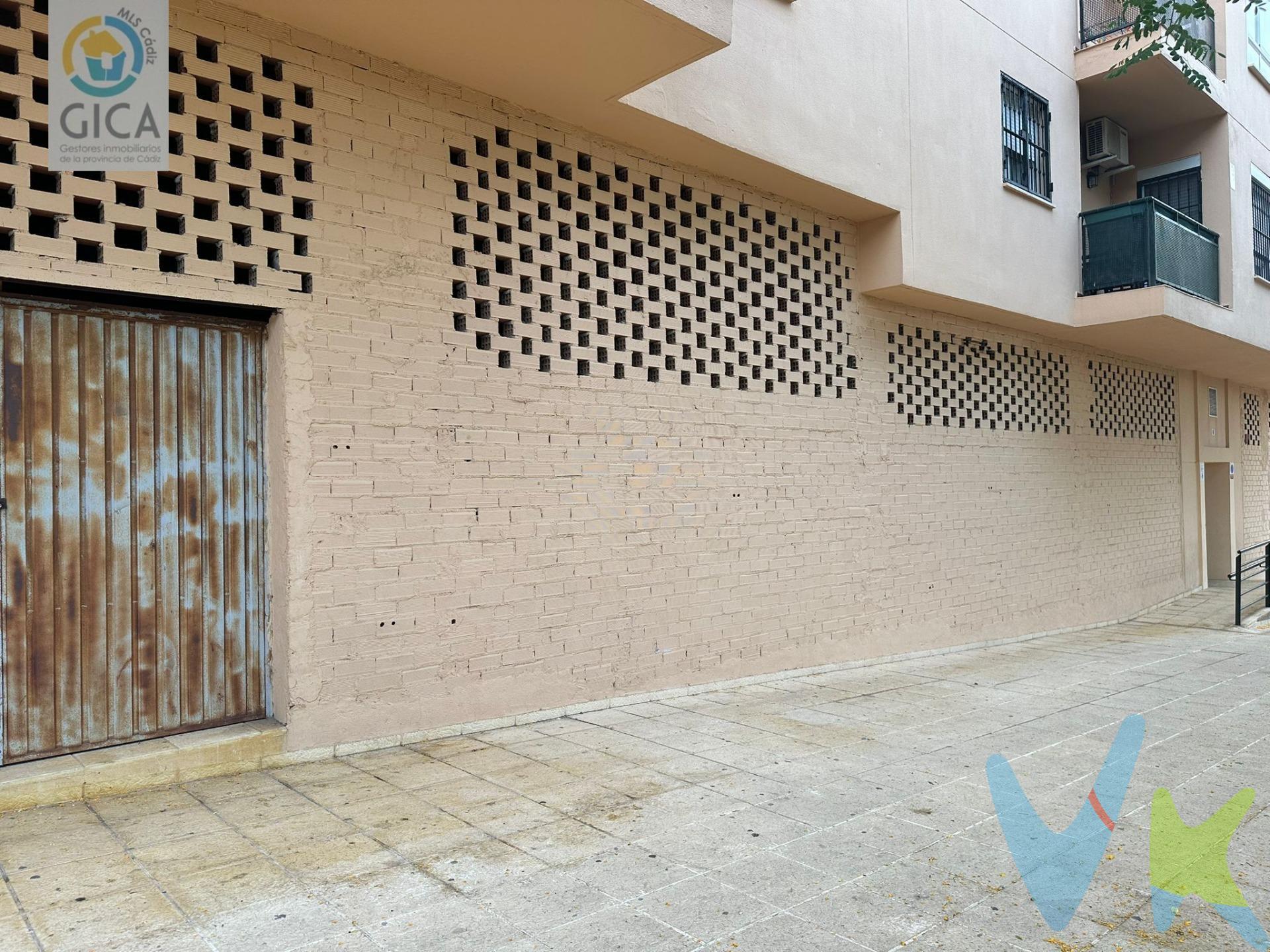¡Descubre este magnífico local comercial ubicado en la vibrante zona de San Bernabé, Algeciras! . Con una impresionante superficie de construcción de 246 m², este espacio te ofrece un sinfín de posibilidades para desarrollar tu negocio. Idealmente situado y con fácil acceso a las principales vías comerciales, se convierte en el lugar perfecto para emprender o expandir tus proyectos. Aunque requiere alguna intervención estética debido a su estado actual 'sin conservar', esto representa una gran oportunidad para personalizarlo según tus necesidades y estilo. Imagínate creando un ambiente único que atraiga clientela constante gracias al flujo dinámico del barrio.  Además podrás segregar estos estupendos metros hasta en cuatromagníficos locales.  ¡No pierdas la ocasión de invertir en esta propiedad versátil por tan solo 180000 euros! Ven a ver todo lo que puede ofrecerte. --------------------------------------------------. Informamos a nuestros clientes que los gastos de notaría, registro, gestoría, impuestos y los honorarios de la agencia  NO están incluidos en el precio. A su vez, disponemos del documento informativo abreviado de la propiedad (según decreto 218/2005, del 11 de octubre) y de seguro de caución, para la protección del dinero entregado como señal para la reserva de una vivienda. Por mandato expreso del propietario, comercializamos este inmueble en exclusiva, lo que le garantiza el acceso a toda la información, a un servicio de calidad, un trato fácil, sencillo y sin interferencias de terceros. Por este motivo, se ruega no molestar al propietario, a los ocupantes de la propiedad o a los vecinos. Muchas gracias por su comprensión.