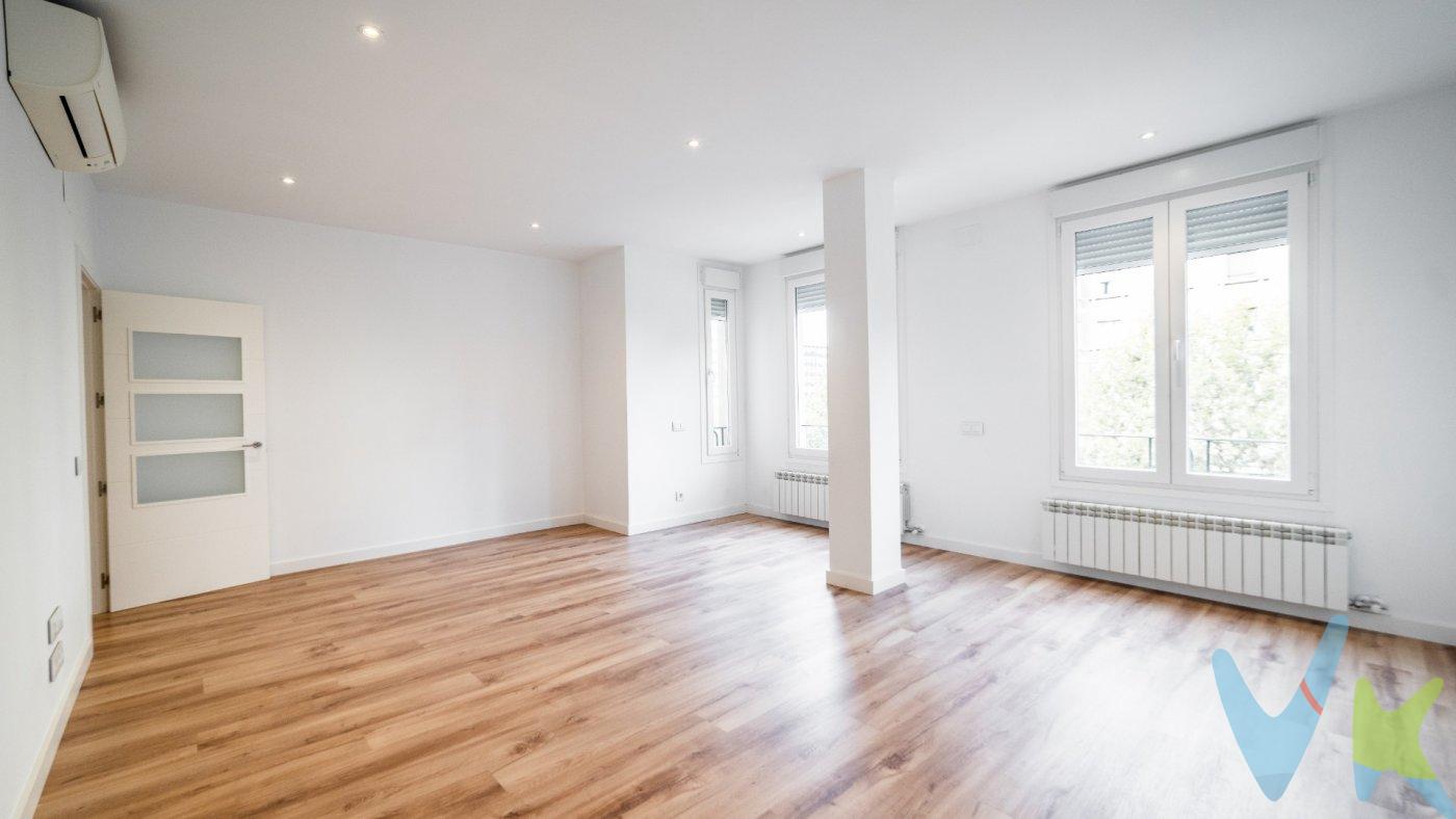 En Ps. Fernando el Católico, te presentamos una vivienda que es mucho más que metros cuadrados:. Es luz, amplitud y una reforma pensada para disfrutar desde el primer día. Ubicada en pleno corazón de Zaragoza, con vistas a Fernando el Católico desde una 3ª planta, esta casa recién renovada te enamorará por su estilo, su comodidad y la calidad con la que ha sido cuidada cada decisión. ✔️ 4 dormitorios amplios para que cada persona tenga su espacio. ✔️ 2 baños completos, uno con ducha y otro con bañera, para adaptarse a todos los ritmos. ✔️ Cocina equipada, lista para tus primeras recetas. ✔️ Salón luminoso con ventanales que son puro espectáculo. ✔️ Calefacción individual y aire acondicionado en toda la casa. ✔️ Techos altos que amplifican la luz y la sensación de hogar. ✔️ Trastero incluido. Una vivienda lista para estrenar, en la que solo tienes que traer tus maletas (y muchas ganas de vivirla). ¿Hablamos? 🌟. 
