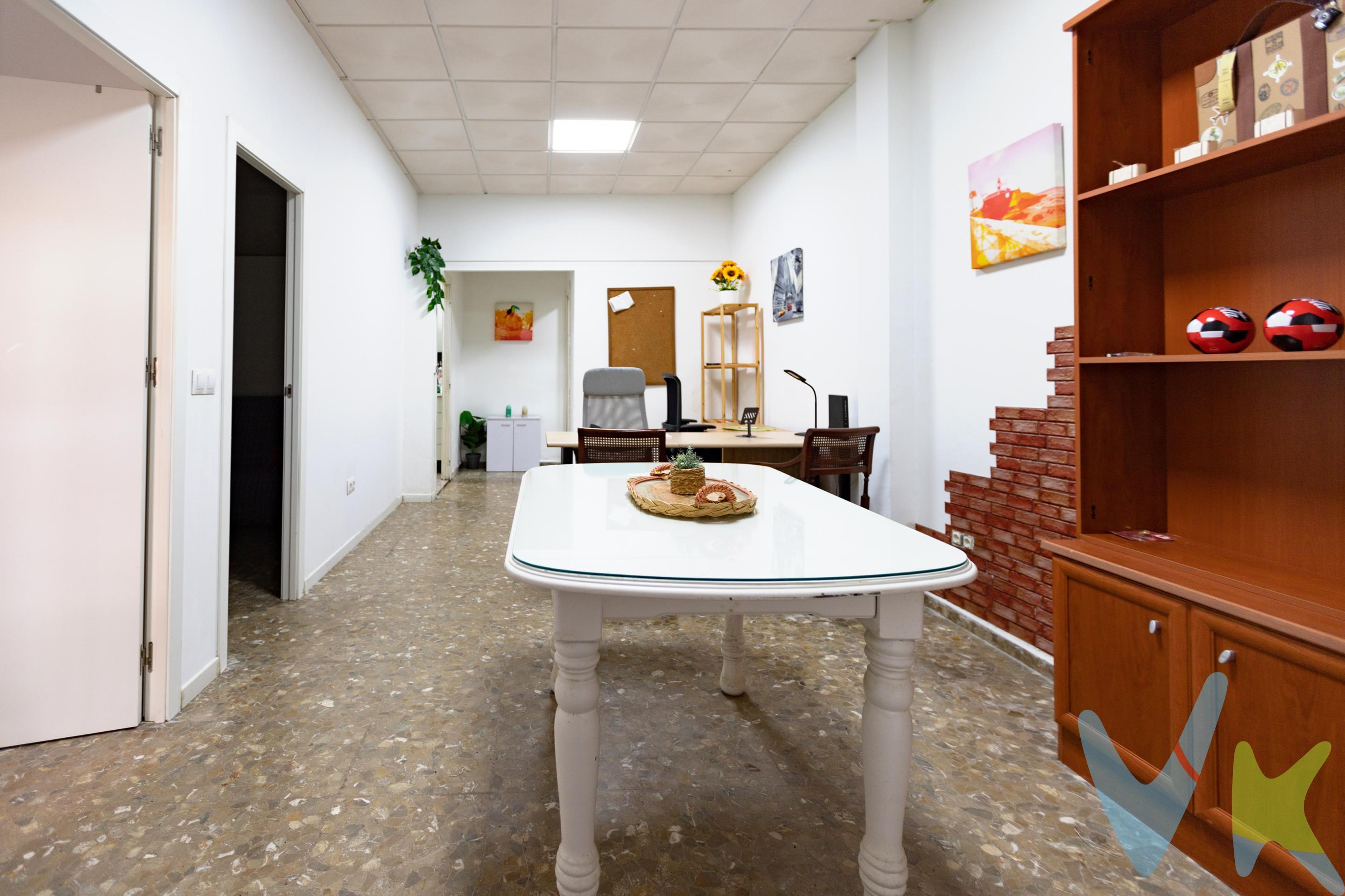 Precio de venta: (85.000 +GASTOS) €. Local comercial reformado como piso Sin Cambio de Uso. Estupendo local , de 52m2 convertido en piso en la barriada del Palmarillo. Está compuesto de dos habitaciones, salon comedor, cocina y baño con ducha. Muy céntrico y funcional. En cumplimiento de las obligaciones de información previstas en la Ley 10/2025, de 28 de diciembre, de servicios de atención a la clientela y transparencia, así como en la normativa sectorial vigente, se hace constar que el precio indicado no incluye los gastos e impuestos inherentes a la adquisición, los cuales se desglosan a continuación:. ● Impuesto sobre Transmisiones Patrimoniales (ITP): Se aplicará el tipo. impositivo vigente en la Comunidad Autónoma de Andalucía (generalmente el. 7% (5.950€), sin perjuicio de tipos reducidos del. 3,5%, 1,2% o 1% aplicables según las circunstancias personales del. comprador o las características del inmueble). El impuesto se devenga sobre. el Valor de Referencia de Catastro o el precio de venta, aquel que resulte. superior. ● Gastos de Notaría: Los honorarios notariales se calcularán conforme al. arancel oficial regulado en el Anexo I, del Real Decreto 1426/1989, de 17 de. noviembre, por el que se aprueba el arancel Notarial. ● Gastos de Registro: La inscripción en el Registro de la Propiedad se facturará. según el arancel oficial establecido en el ANEXO I, del Real Decreto. 1427/1989, de 17 de noviembre, por el que se aprueba el arancel Notarial. ● Gastos de Gestión (Gestoría): Los honorarios por la tramitación. administrativa, liquidación de impuestos e inscripción registral ascienden aproximadamente a. [545] € (IVA incluido). ● Honorarios Agencia del Vendedor: incluidos en el PVP. ● Honorarios Agencia del comprador: Se informa que existen honorarios profesionales a cargo del adquirente, en aquellos casos, en que se hubieran contratados servicios de encargo de compra . NO VINCULADOS AL PRECIO DE COMPRA. Para una información exhaustiva sobre el funcionamiento, tipos impositivos y. bonificaciones del ITP en Andalucía, puede consultar el portal oficial de la Agencia. Tributaria de la Junta de Andalucía en el siguiente enlace:. https://www.juntadeandalucia.es/organismos/economiahaciendayfondoseuropeos/ar. eas/tributos-juego/tributos/paginas/impuestos-cedidos-transmisiones.html;. Documento D. I. A. a disposición del consumidor según Decreto 218/2005 Junta de. Andalucía. Descripción de la propiedad en inglés:. - -. Descripción legal