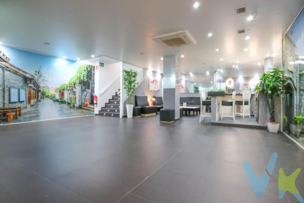 ¡Espectacular y exclusivo local comercial con buena ubicación! Contemporáneo, original y, sobre todo, muy funcional. Este magnífico local de 95 m² construidos fue reformado íntegramente en 2019 bajo los más altos estándares de calidad. Cuenta con suelos antideslizantes, iluminación LED regulable, sistema de calefacción y aire acondicionado, caja fuerte, hilo musical y cámaras de seguridad, todo pensado para ofrecer confort, estilo y seguridad.El espacio principal es una elegante sala diáfana, decorada con murales que crean un sorprendente efecto de profundidad y perspectiva. En ella destaca una versátil barra, ideal como mostrador o barra de bar según el uso que se desee dar al local.Dispone además de un pequeño almacén/archivo, una cocina tipo office muy funcional con trastienda y unos baños de señoras y caballeros a los que se accede mediante unas originales escaleras de diseño.actualmente alquilado desde 2022, con contrato de 15 años y una renta mensual de 450 EUR, lo que supone una rentabilidad bruta aproximada del 8 %. Cabe destacar que la renta no ha sido actualizada en estos años, por lo que existe potencial de incremento en futuras revisiones.El inmueble cuenta con un inquilino estable y muy solvente, lo que garantiza ingresos seguros y puntuales desde el primer día.Adquirir un inmueble ya arrendado ofrece múltiples ventajas:Una inversión sólida y con rendimiento desde el primer momento.Posibilidad de revalorización futura, tanto por actualización de renta como por la evolución del mercado inmobiliario.Flujo de ingresos constante, ideal para inversores que buscan estabilidad.Menor riesgo, al contar con un historial de pago y ocupación contrastado.Rentabilidad inmediata, sin periodos vacíos ni gastos de comercialización.🔑 Por qué es una excelente inversión📍 Ubicación excelente, en zona con buena visibilidad y tránsito, ideal para distintos tipos de negocio. Una propiedad lista para seguir generando rentabilidad desde el primer momento.Inversión sólida, segura y con flujo de ingresos constante.Posibilidad de revalorización por actualización de renta o mercado.Inquilino solvente con historial de pagos puntual.Rentabilidad inmediata sin periodos vacíos.Un local con carácter, diseño y rentabilidad. ¡Haz tuya una inversión inteligente que empieza a dar frutos desde el primer día!