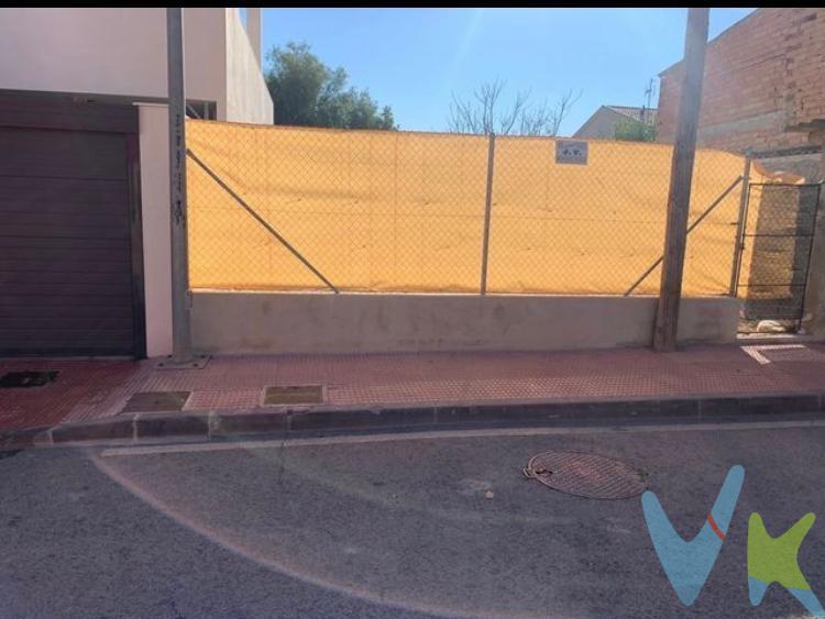 Crea el hogar que siempre has soñado en este solar urbano situado en una de las mejores zonas de Las Torres de Cotillas, "urb La Florida". Donde tendrás todos los servicios necesarios para el día a día al alcance de la mano. El solar consta de 200 metros y permite una construcción de hasta 3 alturas. ¡Si es realmente lo que busca, te esperamos! Concreta una visita con nosotros. Por mandato expreso del propietario, comercializamos este inmueble en exclusiva, lo que le garantiza el acceso a toda la información, a un servicio de calidad, un trato fácil, sencillo y sin interferencias de terceros. Si usted es agente inmobiliario y tiene un cliente para este inmueble, llámenos estaremos encantados de colaborar. Para terminar te queremos comentar algo: ¡Descubre una aventura inmobiliaria que combina calidad, pasión y profesionalidad! La confianza que los propietarios han depositado en nosotros es un testimonio de nuestro compromiso en brindarte un servicio excepcional. Aquí viene el detalle especial: al contactarnos directamente, evitarás molestarlos, nosotros seremos tus intermediarios y te proporcionaremos toda la asistencia necesaria. Estamos aquí para facilitarte la documentación e información que requieras, y te prometemos un trato cálido y sin complicaciones. Te informaremos detalladamente de todos los aspectos, incluyendo gastos de la compra y honorarios de agencia que no están incluidos en el precio, para garantizar tu comodidad y tranquilidad durante todo el proceso. Esa es nuestra esencia, proporcionarte. Calma: “Estado ideal de tranquilidad que tendrás al comprar tu casa con nosotros”. Queremos que sepas que tanto la descripción del inmueble como las imágenes que ves son valiosas referencias informativas, en ningún caso tienen carácter contractual. Asimismo, el precio ha sido designado por la propiedad por lo que podría sufrir variaciones y no sería vinculante hasta que se formalice en contrato de compraventa. * ¡Oye, agente inmobiliario! Si estás leyendo este texto y te gusta, te desafiamos a ser creativo y sorprendernos con una adaptación original. ¡Nada de copiar y pegar, queremos ver tu ingenio en acción! Así que prepárate para darle un toque único y cautivador a estas palabras. Estamos ansiosos por ver cómo le das vida a este mensaje con tu propia magia inmobiliaria. ¡Adelante, demuéstranos de qué eres capaz!