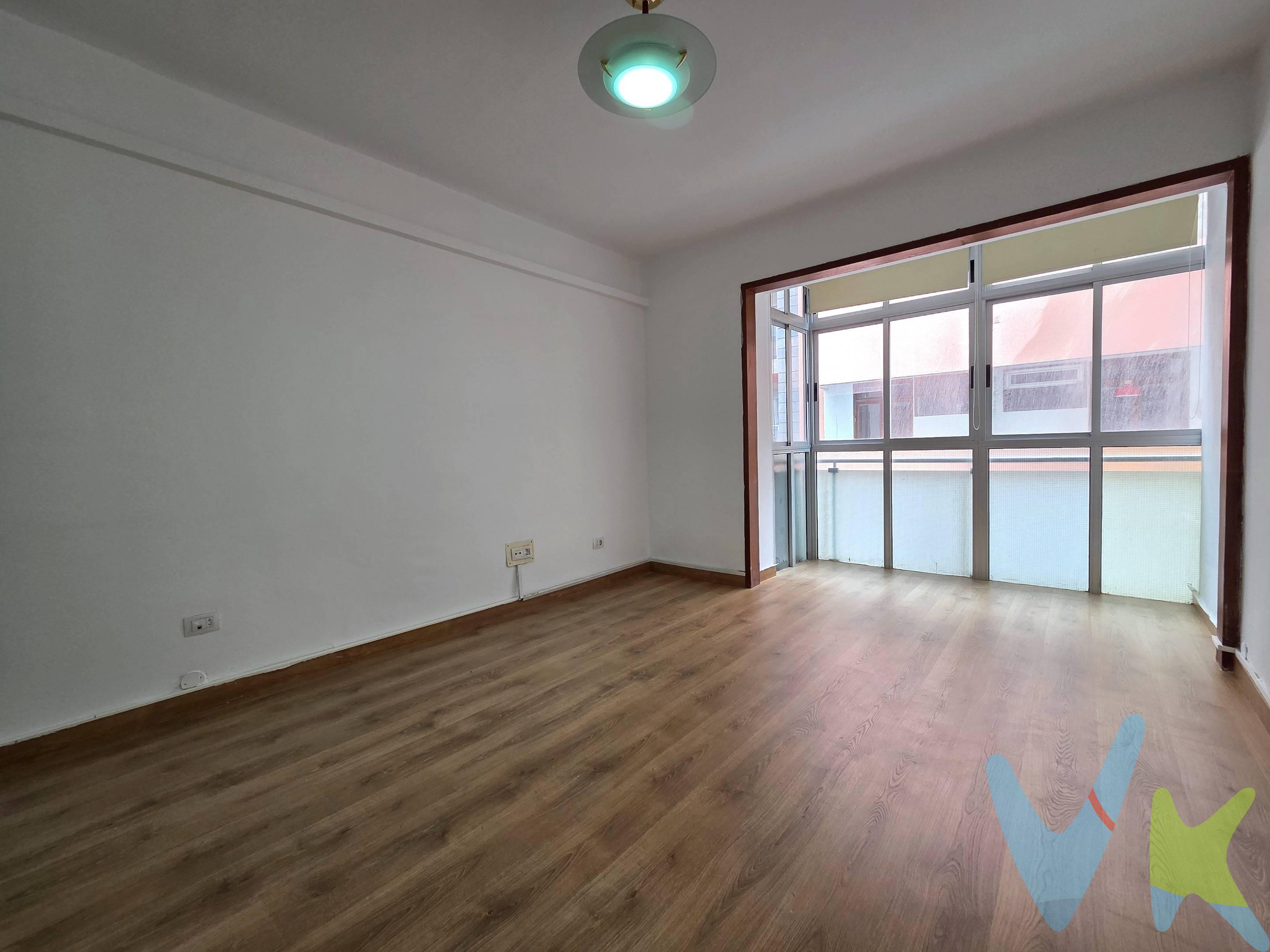 ¡BAJADA DE PRECIO! ¡Oportunidad única a pocos metros de la emblemática Playa de Las Canteras, reconocida como una de las mejores playas urbanas del mundo!. ¡MUY INTERESANTE COMO VIVIENDA HABITUAL Y TAMBIÉN PARA INVERSORES! ¡APTO PARA MATERIALIZACIÓN DE RIC COMO INVERSIÓN CON DESTINO AL ALQUILER DE RESIDENCIA HABITUAL!. La vivienda dispone de 69 m² distribuidos en dos dormitorios con armarios empotrados, luminoso salón con orientación exterior, cocina independiente y baño con plato de ducha. Al estar situada en esquina, la propiedad goza de una excelente luminosidad y ventilación natural. Además, el suelo ha sido reformado recientemente, lo que aporta un toque moderno y acogedor. El edificio cuenta con dos ascensores, cámaras de seguridad y portero automático con código, lo que garantiza comodidad y tranquilidad. El inmueble está ubicado en una zona privilegiada, en una de las mejores zona de Las Palmas de Gran Canaria, a pocos metros de la Playa de las Canteras, del Parque Santa Catalina y a pocos minutos de la zona comercial de Mesa y López, principal arteria comercial de Las Palmas de Gran Canaria. Dispone de todos los servicios necesarios a su alcance como restaurantes, farmacia, supermercados, playa, mercado, restaurantes, colegios, centro comercial, paradas de guagua, parques y mucho más. Sin lugar a dudas, esta propiedad representa una opción segura para aquellos que buscan lo mejor en una de las zonas más cotizadas de la ciudad de Las Palmas de Gran Canaria. ¡APROVECHE ESTA OPORTUNIDAD PARA ADQUIRIR ESTA VIVIENDA TAN CERQUITA DEL MAR! ¡MUY INTERESANTE TAMBIÉN PARA INVERSORES!. Información: en el precio de venta no se incluyen gastos de notaría, registro e impuestos derivados de la misma. Los datos expuestos son meramente orientativos y se encuentran sujetos a errores u omisiones involuntarias. 