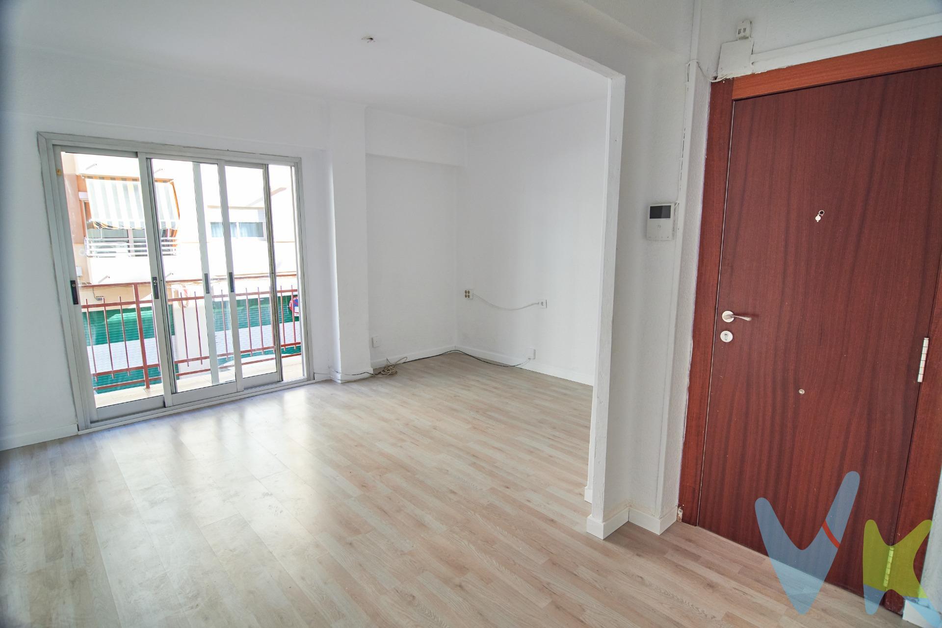 Le presentamos una excelente oportunidad de adquirir una vivienda en la céntrica calle Federico Maicas de Torrente. Este piso, ubicado en una primera planta con ascensor, combina una ubicación inmejorable con una distribución funcional, ideal tanto para familias. como para inversores. La vivienda cuenta con un total de tres dormitorios, ofreciendo un espacio versátil y suficiente para las necesidades de una familia. Dispone de un baño completo, además de un luminoso comedor que se abre a un agradable balcón, perfecto para disfrutar del aire. fresco. La cocina es independiente y práctica, con acceso directo a una galería, un espacio muy útil para zona de lavandería y almacenamiento adicional. Uno de los mayores atractivos de esta propiedad es su ubicación estratégica. Se encuentra justo al lado del ambulatorio, lo que proporciona una comodidad inigualable para cuestiones de salud. Además, está rodeada de todos los servicios esenciales para la vida diaria: supermercados, tiendas locales, farmacias, colegios y excelentes conexiones de transporte público, facilitando una vida cómoda y sin necesidad de grandes desplazamientos. Esta propiedad representa una opción fantástica para quienes buscan vivir en una zona consolidada y bien comunicada de Torrente, con la ventaja de ser una primera planta y contar con ascensor. PVP 170.000€.  Gastos e impuestos no incluidos en el precio. La compra conlleva impuestos y gastos de formalización para el comprador. A título orientativo se informa que en segundas transmisiones el  ITP con carácter general en  Valencia es del 10%, pudiendo existir otros tipos impositivos atendiendo a  las circunstancias  personales del comprador u otras circunstancias previstas legalmente. Base imponible del impuesto el mayor valor entre el precio de compraventa, la tasación o el valor de referencia catastral. En cuanto a los gastos de  notaría y registro, en su caso,  suelen oscilar aprox; entre 1,5% y 2,5% (aranceles variables según precio, n.º de copias y complejidad). El comprador elige notario. Si el comprador precisase de  hipoteca: tasación, condiciones y costes bancarios serán según entidad elegida por el comprador, así como los gastos de gestoría, y cualesquiera otros gastos inherentes a la formalización de la compraventa que legalmente correspondan a la parte compradora, salvo pacto expreso en contrario con el vendedor. El consumidor tiene,  conforme a la normativa vigente, a su disposición información y documentación adicional relativa al inmueble y condiciones de la compraventa, que podrá ser consultada en C/Joaquín Costa 4, bajo 46005 Valencia o urbe2@remax.es. Honorarios de mediación inmobiliaria a cargo del COMPRADOR: (3% del precio final de venta más IVA (21%), salvo otro pacto.); y de VENDEDOR (según acuerdo con el mismo). . Se informa al consumidor que la agencia actúa como intermediaria inmobiliaria en la operación, estando cualquier eventual compraventa y sus condiciones sujeta a la aceptación expresa del propietario-vendedor y a la posterior formalización del correspondiente contrato.