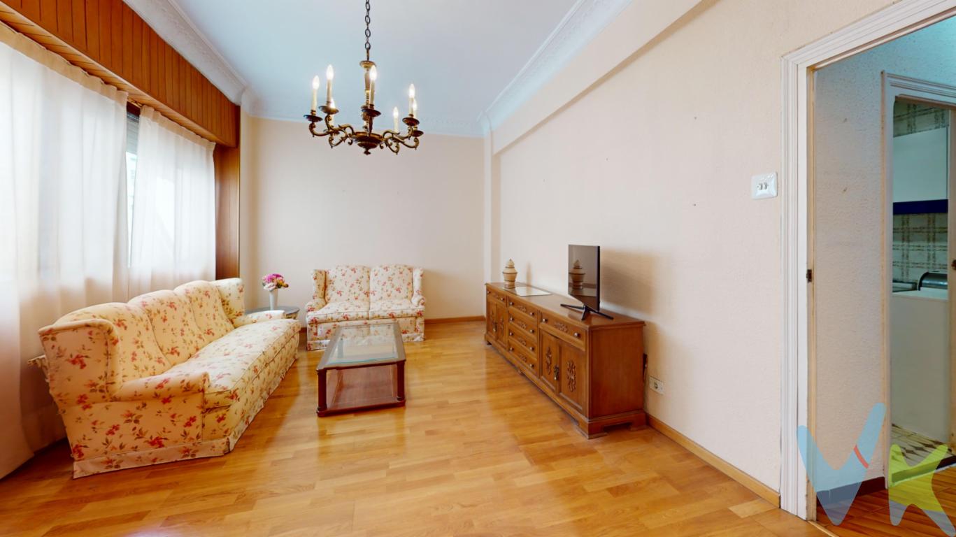  En una ubicación privilegiada en la zona de Quatre Carreres - Mont - Olivet en Valencia, se presenta un magnífico piso en venta que promete satisfacer las expectativas más exigentes. Una característica prioritaria de esta propiedad es su amplitud: cuenta con 126,81 metros útiles y 142 metros construidos. Su distribución es ideal para familias que necesiten espacio y comodidad, contando con cuatro cómodas habitaciones que se adaptarán sin problemas a cualquier tipo de necesidad.Ubicado en la segunda planta de un edificio construido en 1956, este piso ha mantenido su encanto tradicional con las debidas actualizaciones para ofrecer la comodidad contemporánea. La presencia de un ascensor en el edificio facilita el acceso, asegurando comodidad para todos los miembros de la familia y visitantes. La funcionalidad del inmueble se complementa con un generoso balcón, perfecto para disfrutar del clima agradable de Valencia y de momentos de relax al aire libre sin salir de casa.La casa se encuentra en una zona dotada de excelentes servicios y conexiones de transporte. Próxima a estaciones de metro y paradas de autobús, la comunicación con el resto de la ciudad es más que favorable, permitiendo realizar desplazamientos de manera ágil y práctica. Esta ventaja es especialmente útil para quienes necesiten conectar rápidamente con el centro de Valencia o alguna otra zona en específicoEl salón del piso es un espacio amplio que permite múltiples posibilidades de decoración y confort, siendo el corazón del hogar donde se podrá disfrutar del tiempo de calidad con familiares y amigos. Los generosos ventanales del salón aseguran una entrada abundante de luz natural, proporcionando un ambiente cálido y acogedor durante todo el día.La cocina es otro de los encantos de este inmueble, diseñada para la funcionalidad y el confort durante las tareas diarias y el arte culinario. Basta con imaginarse preparando deliciosos platos mientras se disfrutan las vistas que la rodean, haciendo de cada momento en este espacio una experiencia gratificante.Cada una de las habitaciones ofrece un refugio personal, adaptable y luminoso, perfectas tanto para dormitorios como para instalar un despacho o un espacio de lectura. La calidad de vida está asegurada con las condiciones de tranquilidad y luminosidad que ofrece cada estancia del hogar.La proximidad a tiendas, restaurantes, y servicios esenciales otorgan un valor añadido a esta propiedad, haciendo la vida diaria más práctica y agradable. Además, estar en la zona de Quatre Carreres - Mont - Olivet significa estar en un entorno bien valorado por su seguridad y su ambiente familiar.Pensado para quien busca una propiedad espaciosa, bien ubicada y con todas las comodidades a su alcance, este piso representa una oportunidad única en el mercado de Valencia. Atrae no solo por su ubicación estratégica y características funcionales, sino también por el potencial de personalización que ofrece, siendo el lienzo perfecto para crear el hogar soñado.Una visita a este inmueble es imprescindible para aquellos que buscan calidad de vida y confort en una de las áreas más demandadas de la ciudad. No pierda la oportunidad de conocerlo y experimentarlo personalmente; el que busca un equilibrio entre amplitud, modernidad y ubicación no encontrará mejor opción. Una invitación a descubrir un hogar lleno de posibilidades espera, no deje de agendar una visita. *Agencia Registrada con el Nº 89 en el Registro Obligatorio de Agentes Inmobiliarios de la Comunitat Valenciana. Puede consultar en la web de la GVA:La oferta está sujeta a cambios de precio o retirada del mercado sin previo aviso. Este anuncio en su conjunto, incluyendo textos, fotos, imágenes o cualquier otro contenido del mismo, no es vinculante dado que la información es ofrecida por terceros y puede contener errores. Se muestra a título informativo y no contractual. El precio no incluye lo siguiente: Honorarios de la agencia inmobiliaria, impuestos (IVA, ITP) y otros gastos de la Compraventa (notaria, gestoría y registro). Por mandato expreso del propietario, comercializamos este inmueble en exclusiva, lo que le garantiza el acceso a toda la información, a un servicio de calidad, un trato fácil, sencillo y sin interferencias de terceros. Por este motivo, se ruega no molestar a los propietarios, a los ocupantes de la propiedad o a los vecinos. Muchas gracias por su comprensión. Si usted es agente inmobiliario y tiene un cliente para este inmueble, llámenos: estaremos encantados de colaborar.  