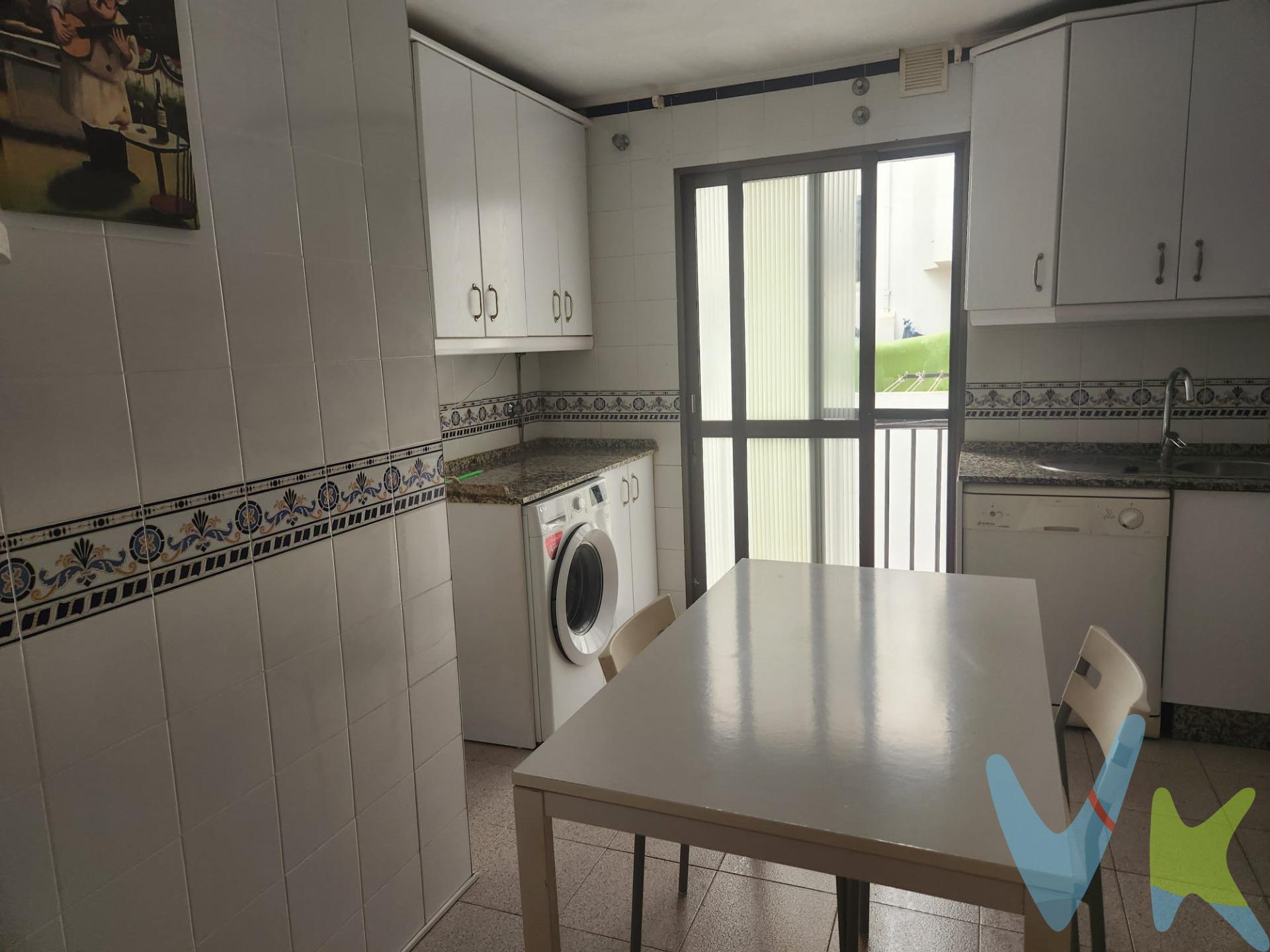 Presentamos una excepcional oportunidad de vivienda en el corazón de San Fernando, una de las zonas más cotizadas y deseadas por su ubicación privilegiada y servicios cercanos. Este atractivo piso se sitúa en una área central, ofreciendo impresionantes vistas despejadas y una excelente orientación que inunda cada rincón de luz natural. Con grandes posibilidades de personalización, la propiedad cuenta con una amplia cocina cuadrada, ideal para aquellos que disfrutan de la gastronomía y la convivencia familiar. El espacioso recibidor da paso a un salón muy luminoso, perfecto para relajarse o entretener a amigos y familiares. La vivienda consta de tres dormitorios de generosas dimensiones; dos de ellos equipados con armarios empotrados que optimizan el espacio y brindan comodidad. Además, cuenta con dos cuartos de baño completos, garantizando privacidad y funcionalidad para todos los miembros del hogar. Una peculiaridad que distingue a esta vivienda son las zonas comunes, adaptadas como área de aparcamiento exclusiva para propietarios, asegurando así un acceso limitado y controlado. Aunque los estacionamientos no están asignados, la disposición de estos espacios ofrece una solución práctica para la vida diaria. No dejes pasar esta oportunidad única de adquirir un piso con tanto potencial en una ubicación inmejorable. ¡Contáctanos hoy mismo para más información y agenda tu visita! Tu nuevo hogar te espera. . -Informamos a nuestros clientes de que los gastos de notaría, registro, gestoría, impuestos y los honorarios de la agencia no están incluidos en el precio. A su vez, disponemos del documento informativo abreviado de la propiedad (según decreto 218/2005, del 11 de octubre) y de seguro de caución, para la protección del dinero entregado como señal para la reserva de una vivienda. Por mandato expreso del propietario, comercializamos este inmueble en exclusiva, lo que le garantiza el acceso a toda la información, a un servicio de calidad, un trato fácil, sencillo y sin interferencias de terceros. Por este motivo, se ruega no molestar al propietario, a los ocupantes de la propiedad o a los vecinos. Muchas gracias por su comprensión.