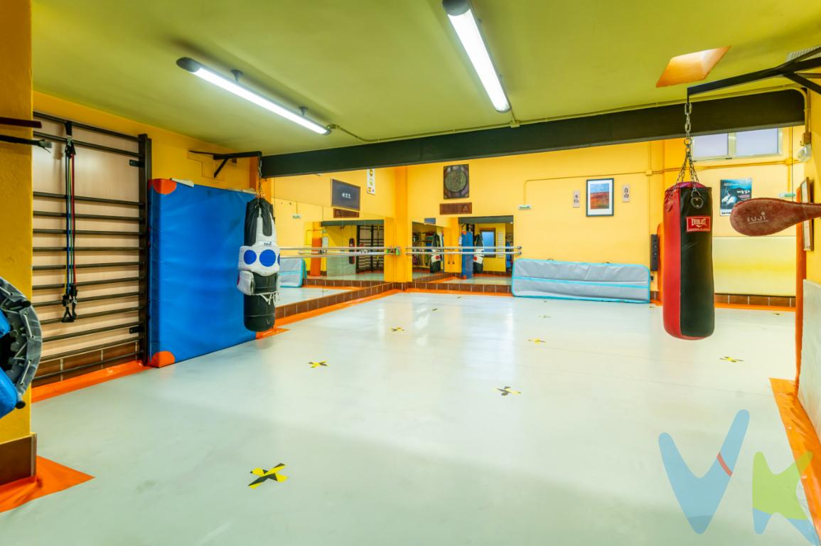 Oportunidad,  si ves que esta estupenda instalación de local en planta baja, actualmente destinada a club de artes marciales  se adapta al tipo de negocio que te gustaria gestionar, llámanos, te informaremos  y  acompañaremos en la visita,  es un local ideal para destinarlo a centro de yoga, pilates, crossfit, o cualquier otra actividad.  Se ubica en una zona con alta densidad de población, a dos pasos de colegios y institutos de enseñanza media,   es una zona muy consolidada y con todo tipo de servicios, así como una buena comunicación con autovia. El local presenta un estado impecable, buenos aseos, oficina, almacen y tiene mucha luz natural. No participa en los gastos mensuales de Comunidad de Propietarios del edificio.En el precio publicitado no está incluido el Impuesto de Transmisiones Patrimoniales ni los gastos de notaria y registro. 