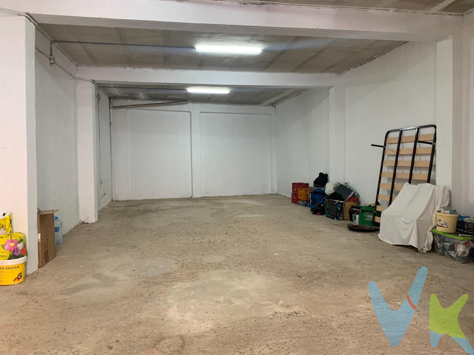 Te presentamos este Local-almacén en Nules. Muy amplio, para poder aparcar varios coches y con facilidad de acceso. Amplia puerta, altura libre que posibilita la instalación de altillo, preinstalación de agua y desagüe. En definitiva, 136m super aprovechables, para almacén, garaje, local comercial, lugar de reuniones,.. lo que necesites. Infórmate sin compromiso, es una gran oportunidad. ASICVAL (Asoc. Inmobiliarias Com. Valenciana) POR CASATUYA (Agente Certificador Homologado). Los Impuestos, gastos de notaría, registro de la propiedad y honorarios de inmobiliaria no incluidos en el precio publicado . El local-almacén se encuentra en Nules, población costera de 13.000 habitantes. Nules se encuentra muy bien comunicada y ubicada a poca distancia de las dos capitales de provincia, a 18 Km de Castellón de la Plana ya 55 Km. de Valencia. Con fácil accesibilidad a la vías: CV-10, la nacional 340, la autopista AP-7 y la CV-18. Además, se puede acceder por carreteras secundarias que unen la ciudad con las localidades vecinas. Ferrocarril: es un acceso cómodo tanto desde Valencia como desde Castellón, ya que la estación de RENFE se encuentra ubicada en el centro de la ciudad. Servicios de transporte: frente a la estación de ferrocarril, Nules dispone de servicios de taxi y de autobús urbano.