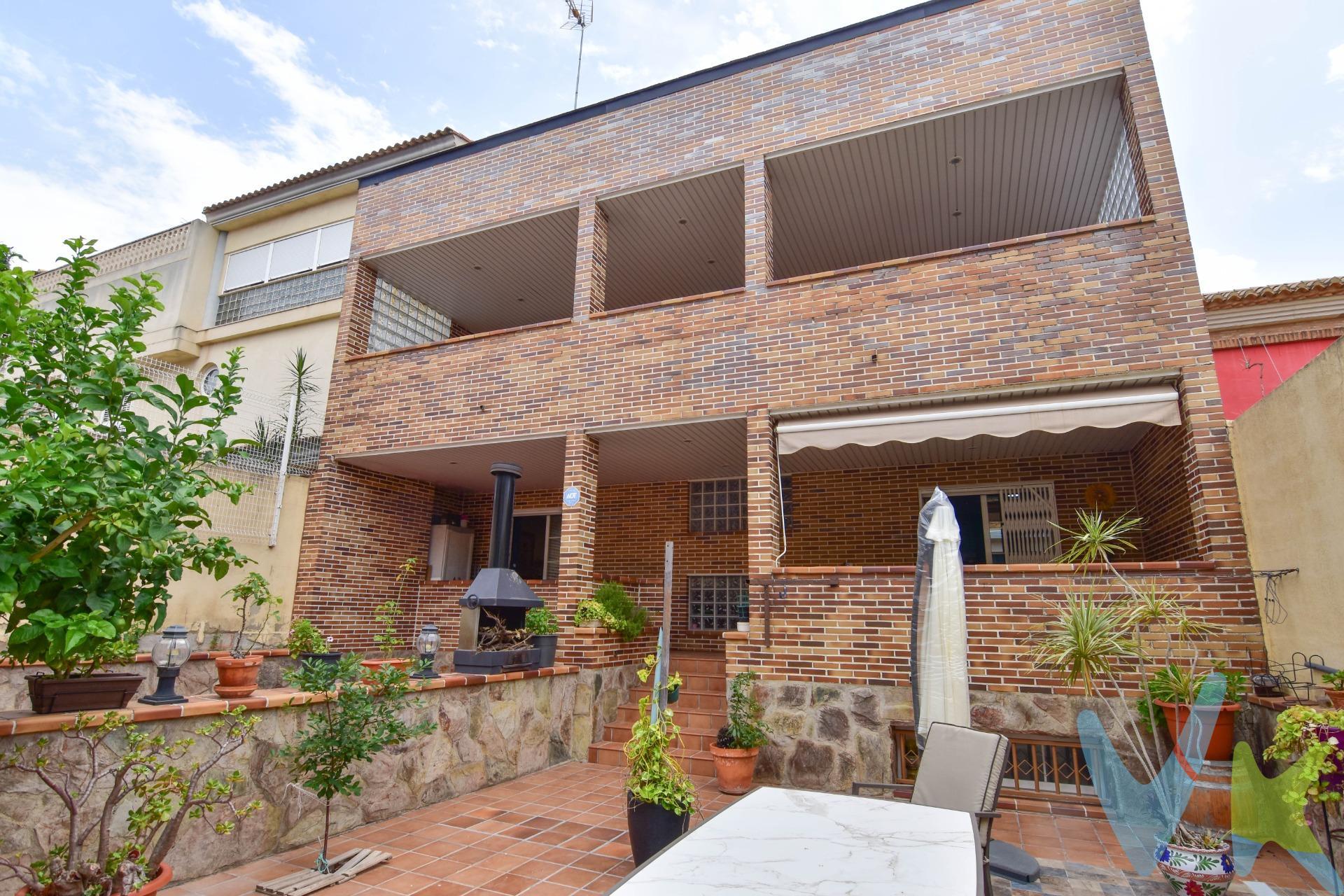 Increible casa en Catarroja, ideal para una gran familia. La casa da a dos calles y se distribuye en 3 plantas. Cuenta con placas solares. En la planta baja tenemos la cocina office, un gran salón, habitación y un baño con ducha. La cocina y el salón dan a una terraza. En la primera planta tenemos las cuatro habitaciones, todas dobles con armarios empotrados y dan a una terraza. Toda la casa es exterior. En la última planta tenemos una buhardilla y una terraza. En el garaje caben 4 coches y dispone de baño y servicio de cocina. En la terraza de la planta baja, se puede hacer una piscina. ¿Ideal verdad? . CONTACTA PARA HACER UNA VISITA. *Nuestro departamento financiero puede conseguir tu financiación. ¡ Consúltanos !*. *Nota: Agencia Registrada con el Nº 1018 en el Registro Obligatorio de Agentes Inmobiliarios de la Comunitat Valenciana. Puede consultar en la web de la GVA. La oferta está sujeta a cambios de precio o retirada del mercado sin previo aviso. En el precio de venta no están incluidos el impuesto del ITP, gastos de Notaría, los honorarios de agencia y los gastos de financiación, si la hubiese. Este anuncio no es vinculante, puede contener errores, se muestra a titulo informativo y no contractual*. *Por mandato expreso del propietario, comercializamos este inmueble en exclusiva, lo que le garantiza el acceso a toda la información, a un servicio de calidad, un trato fácil, sencillo y sin interferencias de terceros. Por este motivo, se ruega no molestar al propietario, a los ocupantes de la propiedad o a los vecinos. Muchas gracias por su comprensión. Si usted es agente inmobiliario y tiene un cliente para este inmueble, llámenos: estaremos encantados de colaborar.*