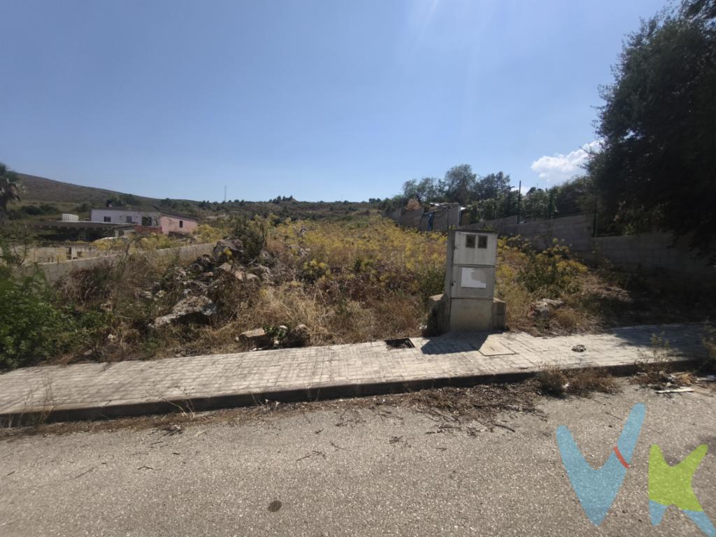 TERRENO URBANO 700m² EN EL BALCON DE MONTROY!!!  Urbanización consolidada donde se conceden licencia para construir y que dispone de los servicios necesarios.   Si buscas evadirte del núcleo urbano y vivir en una urbanización muy tranquila esta es tu oportunidad.   Ubicada a 30 minutos de Valencia y a 5 minutos de Montroy.   Si estas buscando un terreno para construir tu soñado hogar... no dejes pasar esta oportunidad!!!!    Si tienes que vender antes tu vivienda, llámanos y te asesoramos cómo hacerlo para además tener los mínimos gastos posibles y todas las garantías.  Agencia Registrada con el nº00516 en el Registro Obligatorio de Agentes Inmobiliarios de la Comunidad Valenciana    Por mandato expreso del propietario, COMERCIALIZAMOS ESTE INMUEBLE EN EXCLUSIVA, lo que le garantiza el acceso a toda la información, a un servicio de calidad, un trato fácil, sencillo y sin interferencias de terceros. Por este motivo, se ruega NO MOLESTAR AL PROPIETARIO, a los ocupantes de la propiedad o a los vecinos. Muchas gracias por su comprensión.   La oferta está sujeta a cambios de precio o retirada del mercado sin previo aviso. Este anuncio en su conjunto, incluyendo textos, fotos, imágenes o cualquier otro contenido de este, no es vinculante dado que la información es ofrecida por terceros y puede contener errores. Se muestra a título informativo y no contractual.  El precio del inmueble no incluye los honorarios de la agencia que ascienden al 4%+IVA del precio final del inmueble, ni los gastos de notaría y registro de la propiedad (que están sujetos a aranceles y varían dependiendo del precio de escrituración), ni los impuestos (que en la Comunitat Valenciana varían dependiendo del precio del inmueble y de las características personales del comprador).  Esta propiedad se pone a la venta con toda la documentación comprobada y en regla, por lo que ofrecemos GARANTIAS a los compradores.      
