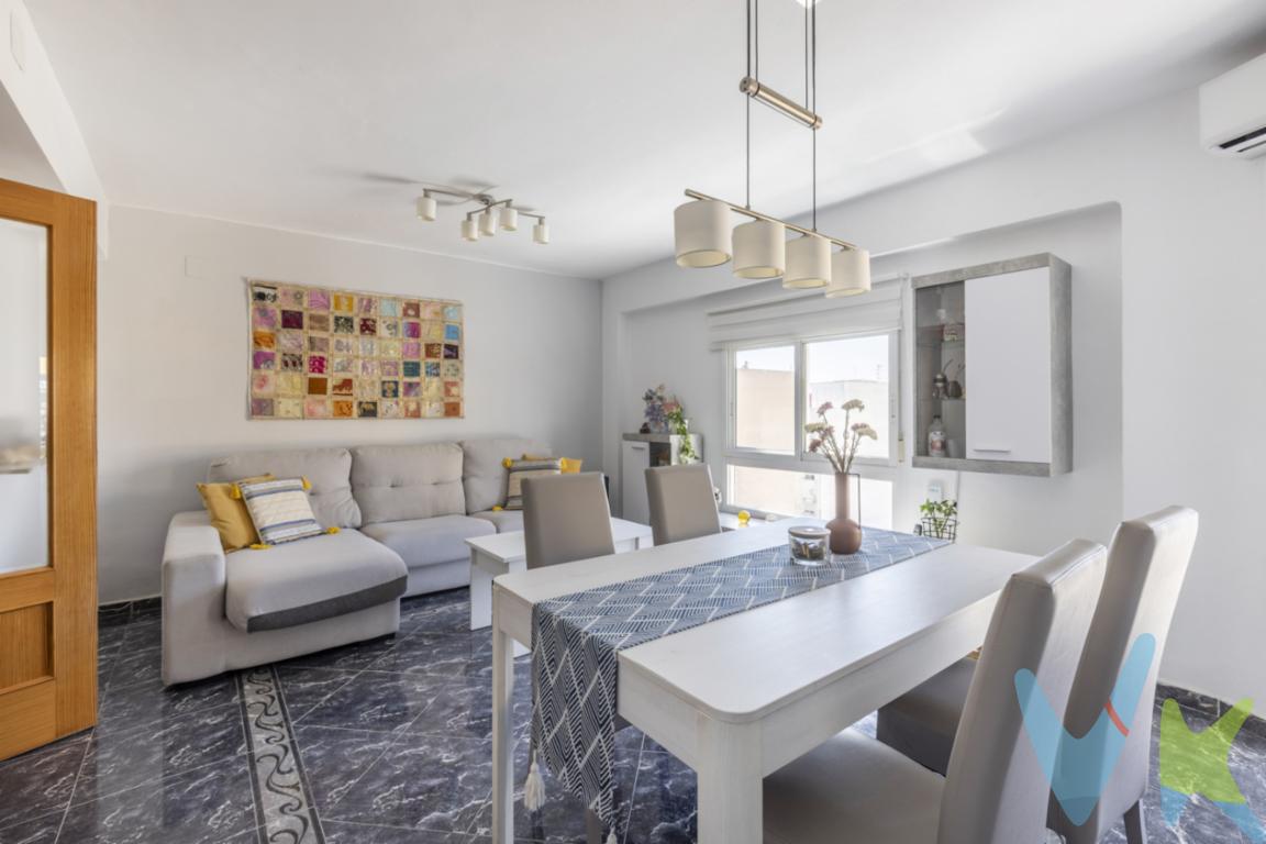Hay viviendas que cumplen una función. Y hay hogares donde imaginas tu vida desde el primer momento.Este amplio piso reformado de 125 m² en Aldaia destaca por algo cada vez más difícil de encontrar: espacio, luminosidad y una ubicación cómoda para el día a día.Aquí cada miembro de la familia podrá disfrutar de su propio espacio gracias a sus 4 habitaciones y dos baños, mientras que el amplio salón con mirador se convierte en el lugar perfecto para compartir momentos, celebrar reuniones o simplemente relajarse al final del día.La terraza privada aporta ese valor añadido que marca la diferencia. Un rincón donde desayunar al sol, leer un libro, cuidar tus plantas o disfrutar del aire libre sin salir de casa.La orientación sur y la ventilación cruzada llenan la vivienda de luz natural durante todo el día y crean un ambiente agradable en cualquier época del año. Además, sus vistas despejadas proporcionan una sensación de amplitud y tranquilidad difícil de encontrar.La vivienda está reformada y lista para entrar a vivir, por lo que podrás empezar a disfrutarla desde el primer día. Se ubica en una quinta planta SIN ascensor. Ubicada en una comunidad tranquila y familiar, con pocos vecinos y gastos reducidos, ofrece el equilibrio perfecto entre tranquilidad y comodidad.Además, tendrás todo al alcance de la mano: ? Estación de tren a solo 7 minutos. ? Tres líneas de autobús en la misma calle. ? Colegios, supermercados, gimnasios, piscina, espacios verdes y comercios muy próximos.Características principales* 125 m² construidos (109 m² útiles) * 4 habitaciones * 2 baños completos * Terraza privada * Trastero * Vivienda reformada * Orientación sur * Vistas despejadas * 5ª planta de 6 * Escaleras cómodas y de fácil acceso * Comunidad: 24 /mes * IBI: 320 /añoSi buscas una vivienda amplia, luminosa y con espacio para disfrutar de cada etapa de la vida, merece la pena visitarla. Agencia Registrada con el Nº 89 en el Registro Obligatorio de Agentes Inmobiliarios de la Comunitat Valenciana. Puede consultar en la web de la GVA:https://habitatge.gva.es/es/registres-en-materia-habitatge La oferta está sujeta a cambios de precio o retirada del mercado sin previo aviso. Este anuncio en su conjunto, incluyendo textos, fotos, imágenes o cualquier otro contenido de este, no es vinculante dado que la información es ofrecida por terceros y puede contener errores. Se muestra a título informativo y no contractual.Gastos de la compraventa a cargo de la parte compradora no incluidos en el precio del inmueble a tener en cuenta: .- ITP con carácter general en Valencia es del 9% pudiendo corresponderle otro tipo impositivo atendiendo a sus circunstancias personales (por edad, renta o situación familiar primera vivienda habitual, etc) previstas legalmente.*Base imponible del impuesto el mayor valor entre el precio de compraventa, la tasación o el valor de referencia catastral. .- Gastos de notaría y registro, en su caso, suelen oscilar aprox; entre 1,5% y 2,5% (aranceles variables según valor de compraventa, n.º de copias, etc ). .- Si tramita la inscripción una gestoría, deberá abonar sus honorarios más iva ( en este caso suele oscilar entre los 250 y los 400 + iva). .- Honorarios de mediación inmobiliaria a cargo del comprador del 3% del precio final de venta más IVA (21%).***Por mandato expreso del propietario, comercializamos este inmueble en exclusiva, lo que le garantiza el acceso a toda la información, a un servicio de calidad, un trato fácil, sencillo y sin interferencias de terceros. Por este motivo, se ruega no molestar al propietario, a los ocupantes de la propiedad o a los vecinos. Muchas gracias por su comprensión. Si usted es agente inmobiliario y tiene un cliente para este inmueble, llámenos: estaremos encantados de colaborar.Se informa al consumidor que la agencia actúa como intermediaria inmobiliaria en la operación, estando cualquier eventual compraventa y sus condiciones sujeta a la aceptación expresa del propietario-vendedor y a la posterior formalización del correspondiente contrato.***