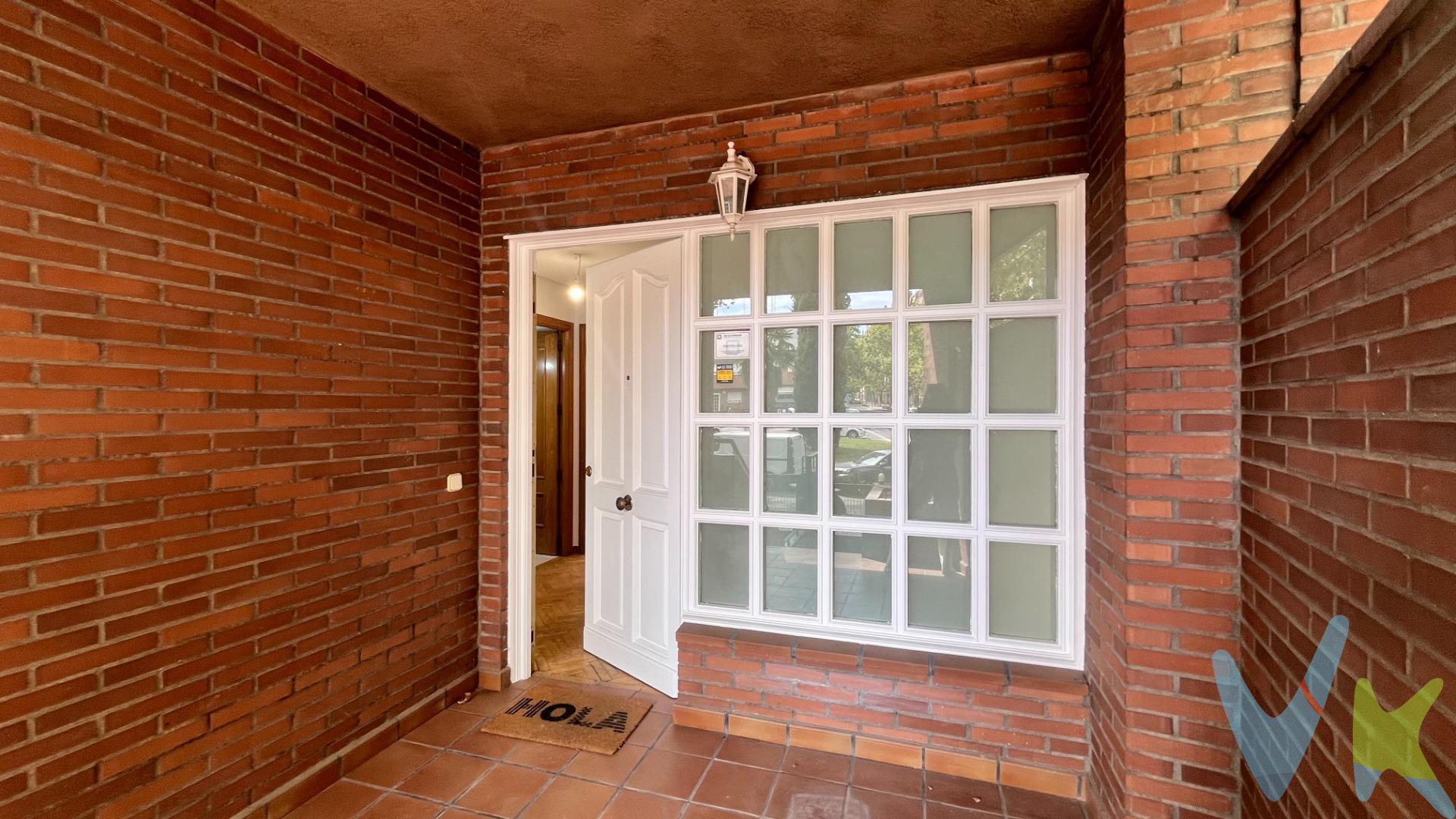 Ponemos a la venta este chalet adosado de esquina de 4 plantas, construido en 1994, situado en una de esas pequeñas y singulares agrupaciones de chalets que hacen de esta zona de Lucero un lugar especialmente atractivo para quienes buscan la tranquilidad, amplitud y privacidad de una vivienda unifamiliar sin renunciar a estar en Madrid capital. La vivienda destaca por su luminosidad, amplitud y excelente distribución. PLANTA PRINCIPAL. Un amplio hall recibidor da paso a un espectacular salón-comedor, de grandes dimensiones y con grandes ventanales que proporcionan muchísima luz natural. Desde el salón se accede directamente al porche y jardín trasero, creando una magnífica conexión entre el interior y el exterior. La planta se completa con cocina independiente y aseo de cortesía. Las escaleras, de mármol con balaustrada de madera, cuentan con ventanas que aportan claridad a toda la vivienda. PLANTA DE DESCANSO. Dispone de 4 dormitorios, todos con armarios empotrados. El principal cuenta con baño completo en suite y un amplio armario empotrado de cinco hojas. La planta dispone además de un segundo baño completo. BUHARDILLA. Un espacio diáfano, muy luminoso y versátil, ampliado para ganar superficie, con salida a dos terrazas/solárium y dos trasteros. SEMISÓTANO. Cuenta con segunda cocina y un espectacular garaje de grandes dimensiones, con capacidad para dos coches, además del espacio de rampa. CARACTERÍSTICAS. Chalet de esquina. 4 plantas. Construcción de 1994. Porche delantero y jardín trasero con porche. 4 dormitorios. 2 baños completos + aseo. Buhardilla diáfana. 2 terrazas/solárium. 2 trasteros. Garaje para 2 coches. Suelos de parquet. Calefacción individual de gas natural. VIVIR EN MADRID CON SENSACIÓN DE CHALET. Pocas oportunidades permiten combinar de una manera tan natural la vida en una casa independiente, los espacios exteriores y la amplitud de una vivienda de cuatro plantas con la comodidad de seguir viviendo en Madrid. Una casa especialmente indicada para quienes valoran el espacio, la luz, el jardín y la tranquilidad, y sin renunciar a vivir en el centro de Madrid. La vivienda se encuentra en un entorno perfectamente equipado para el día a día, con supermercados como Mercadona y otros comercios de proximidad a pocos minutos, además de farmacias y el Centro de Salud de La Latina–Lucero en las inmediaciones. La zona cuenta también con numerosos espacios verdes y deportivos, con Casa de Campo y diferentes parques y zonas de paseo muy próximos. En cuanto a comunicaciones, la estación de Metro de Lucero (Línea 6) se encuentra a unos minutos a pie, junto con numerosas líneas de autobús y la estación de Laguna, con Metro y Cercanías, lo que permite una excelente conexión con el centro y el resto de Madrid. A todo ello se suma la transformación prevista del entorno de la A-5, que dará lugar a un gran corredor verde y espacio urbano renovado, mejorando la conexión peatonal y ciclista con el centro de Madrid y revalorizando aún más esta zona residencial. Un chalet de esquina, con jardín, terrazas y muchas posibilidades, en una de esas pequeñas zonas de Madrid que merece la pena descubrir. Ven a conocerlo. Puede ser la casa que estabas buscando.