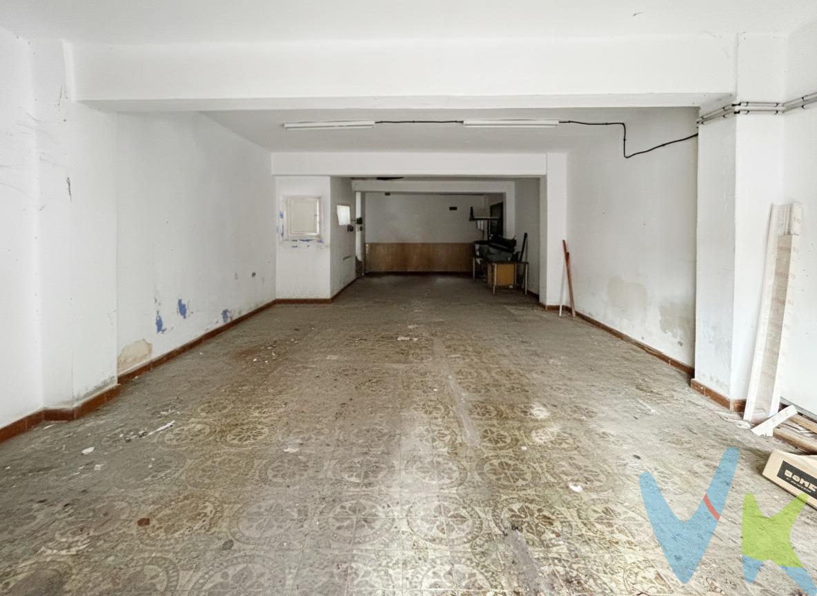 Amplia planta baja vivienda de casi 90 m², ideal para disfrutar de espacios cómodos y accesibles, un espacio en bruto lleno de posibilidades para que puedas crear la vivienda que siempre has imaginado. Actualmente se utiliza como trastero, aunque en Catastro figura como vivienda, lo que facilita adaptar su distribución a tu gusto. Cuenta con una terraza–des lunado de unos 6 m² y dos habitaciones simples que dan a un patio común con otros edificios. El inmueble no cuenta con baño ni cocina, pero es el lienzo perfecto para que des alas a tu imaginación y lo transformes en la vivienda que llevas tiempo soñando. La ubicación cuenta con todos los servicios básicos a pocos minutos a pie: a solo 5 minutos caminando del Consum, a 3 minutos de la Escuela Oficial de Idiomas y a 1 minuto de la parada de autobús. Un lugar perfecto para quienes buscan un espacio accesible y con potencial, listo para reinventarse. Aquí podrás diseñar cada rincón a tu medida, aprovechar la amplitud de la planta baja y convertirla en un hogar totalmente personal. Una oportunidad ideal para dejar volar la imaginación y crear un proyecto único desde cero. Su amplia puerta de acceso principal permite un uso versátil del espacio, convirtiéndolo también en una excelente opción como garaje con capacidad para varios vehículos. Mobiliario, vehículos y otros elementos decorativos y personales de la propiedad no incluidos. Impuestos, gastos de compraventa, intermediación y financiación no incluidos.