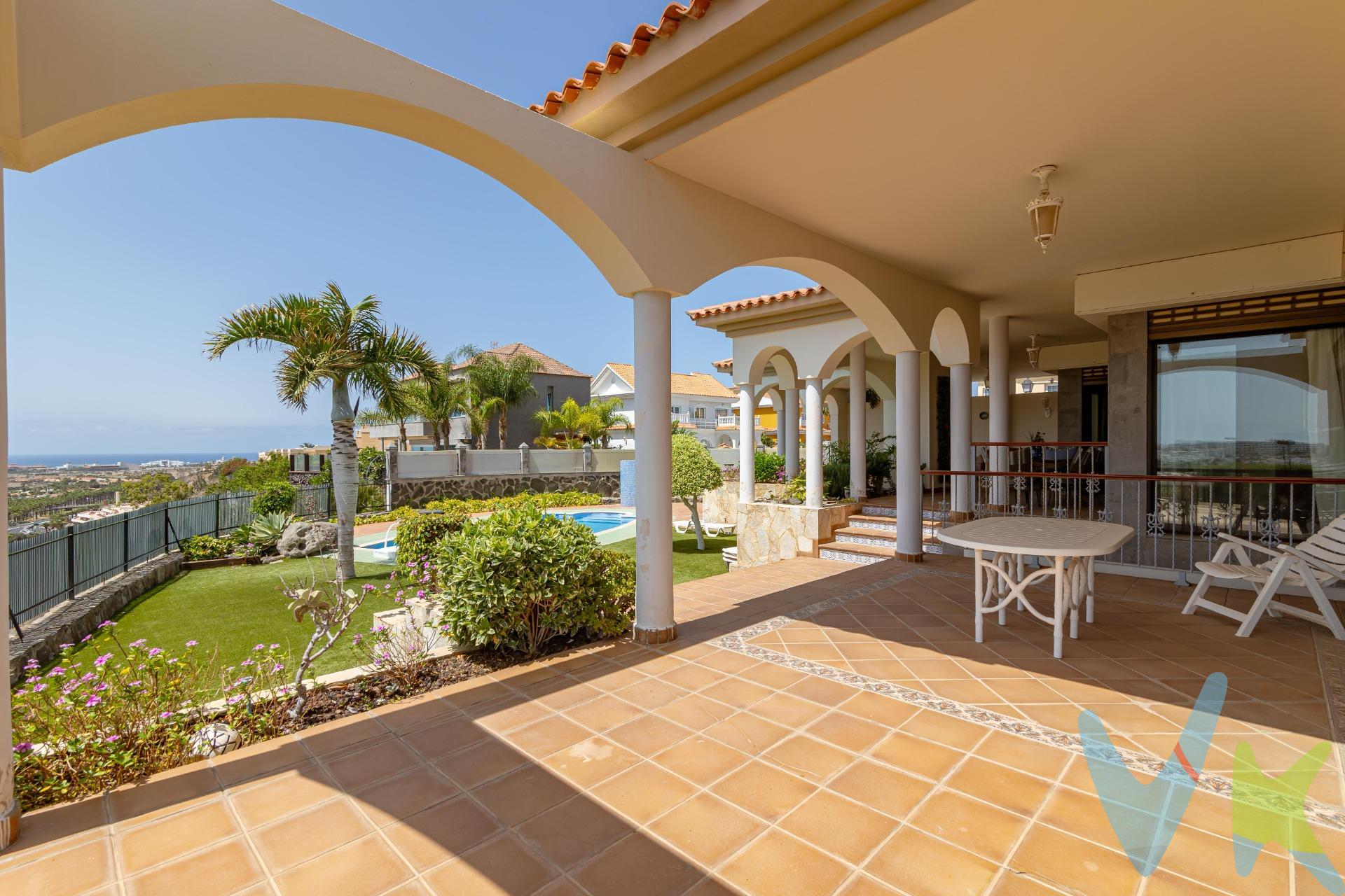 Presentamos esta impresionante villa situada en una de las zonas residenciales más demandadas de Sonnenland. Ubicada en primera línea y en una de las mejores parcelas de la zona, la propiedad disfruta de unas vistas abiertas y privilegiadas al mar,  a las dunas y a Maspalomas, un entorno natural único que convierte cada amanecer y atardecer en una experiencia inolvidable. La villa se asienta sobre una parcela de 1.080 m², rodeada de jardines cuidados y amplias terrazas diseñadas para disfrutar del clima excepcional del sur de Gran Canaria y de sus vistas. La vivienda destaca por su arquitectura con carácter propio y por la amplitud de sus espacios. El salón-comedor, distribuido en dos ambientes diferenciados, ofrece el entorno perfecto para reuniones sociales y momentos en familia. Sus grandes ventanales aportan abundante luz natural y permiten que el paisaje forme parte de cada estancia. La cocina independiente, amplia y funcional, hará las delicias de los amantes de la gastronomía. Además, dispone de una acogedora sala de estar ideal para el descanso diario. La propiedad cuenta con 6 amplios dormitorios, todos ellos con personalidad propia, además de una oficina en planta baja. El dormitorio principal, de más de 50 m², destaca por su elegante vestidor y su baño en suite. En total, la villa dispone de 6 baños. Los materiales nobles como la madera Vitacola y el mármol aportan distinción y sofisticación a toda la vivienda. Uno de los grandes valores añadidos es su espectacular sótano multifuncional, con acceso independiente desde tres puntos (garaje, escalera interior y escalera exterior). Este espacio ofrece múltiples posibilidades: sala de ocio y entretenimiento, gimnasio privado, dormitorio con baño, dos amplios trasteros, cuarto adicional de almacenaje, sala de máquinas y garaje con capacidad para 2-3 vehículos. La propiedad se entrega con el mobiliario y electrodomésticos que aparecen en las imágenes, lo que permite disfrutarla desde el primer momento. Una villa única para quienes buscan exclusividad, amplitud y vistas incomparables en una de las mejores ubicaciones del sur de la isla. Precio de Venta al Público (PVP) – No incluye gastos. Impuestos y demás gastos legalmente correspondan al comprador. Inmueble sujeto a ITP del 6,5% con carácter general; existen excepciones según normativa aplicable. Base imponible el mayor valor entre: 1) precio de venta: 2) tasación; 3) valor referencia catastral. Gastos Notaria y Registro entre 0,3% - 0,8% aprox. según aranceles. Financiación: gastos de hipoteca, tasación y gatos bancarios a cargo del comprador y según su necesidad y elección.  Servicio intermediación y honorarios inmobiliaria a cargo del vendedor.  Operación y condiciones de compraventa sujeta a aceptación expresa del vendedor. Para acceder a información y documentación legalmente exigible por el consumidor puede contactarnos. Anuncio sujeto a errores, cambios de precio, omisión y/o retirada del mercado sin aviso previo.