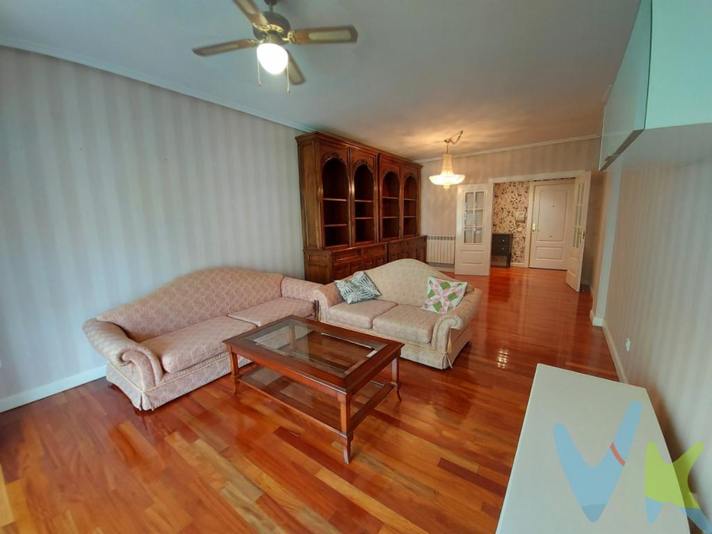 INMOBILIARIA SOLOZÁBAL presenta un magnifico piso con garaje y 2 trasteros en las Palazzinas de Logroño.Este amplio inmueble, ideal para familias que buscan comodidad y estilo, ofrece todo lo necesario para disfrutar de una vida plena y moderna.Ubicado en la segunda planta de un edificio con una construcción total de 141.94 m², este espacioso piso cuenta con 106.31 m² útiles bien distribuidos, garantizando un ambiente acogedor y funcional. Al acceder al inmueble, un diseño cuidado y elegante se manifiesta en cada rincón, reflejando un lugar listo para ser disfrutado desde el primer día. El salón, amplio y luminoso, es el espacio perfecto para el descanso diario o para reunirse con amigos y familiares.Este atractivo piso dispone de 3 habitaciones, todas ellas espaciosas y bien iluminadas, ideales para adaptar a sus necesidades personales. El dormitorio principal es un refugio de paz, mientras que las habitaciones restantes ofrecen múltiples posibilidades, ya sea como dormitorios adicionales, oficinas o espacios de recreo. La comodidad se extiende a lo largo de todo el inmueble incorporando electrodomésticos modernos que añaden funcionalidad y confort al día a día.Para su máxima comodidad, el edificio dispone de ascensor, facilitando el acceso en todo momento. Una ventaja importante es el garaje incluido, ofreciéndole la seguridad de tener siempre un espacio propio para su vehículo. Además, los trasteros disponibles le brindan un espacio adicional para almacenar todo aquello que desee.La ubicación de este inmueble combina la tranquilidad de un área residencial con la cercanía a servicios y comodidades esenciales. Los alrededores ofrecen una amplia gama de opciones, desde tiendas y supermercados, hasta escuelas y zonas de recreo, proporcionando todo lo que pueda necesitar al alcance de la mano.La acogedora terraza lo convierten en una inversión inteligente para aquellos que buscan calidad de vida en Logroño. Su diseño moderno y funcional transforma cada estancia en un espacio práctico y elegante, volviéndolo el lugar perfecto para establecer un hogar.Le invitamos a descubrir personalmente este precioso piso, donde los detalles han sido cuidados al máximo para ofrecerle lo mejor. Nuestros agentes estarán encantados de concertar una visita y mostrarle todas las ventajas que este inmueble tiene para ofrecer.Su hogar ideal en Logroño le está esperando. No espere más y contáctenos para obtener más información y fijar una visita. Experimente por usted mismo todo lo que este maravilloso piso tiene para ofrecer y tome el primer paso hacia un futuro lleno de comodidad y elegancia. ¡Esperamos poder darle la bienvenida pronto a su nuevo hogar! 