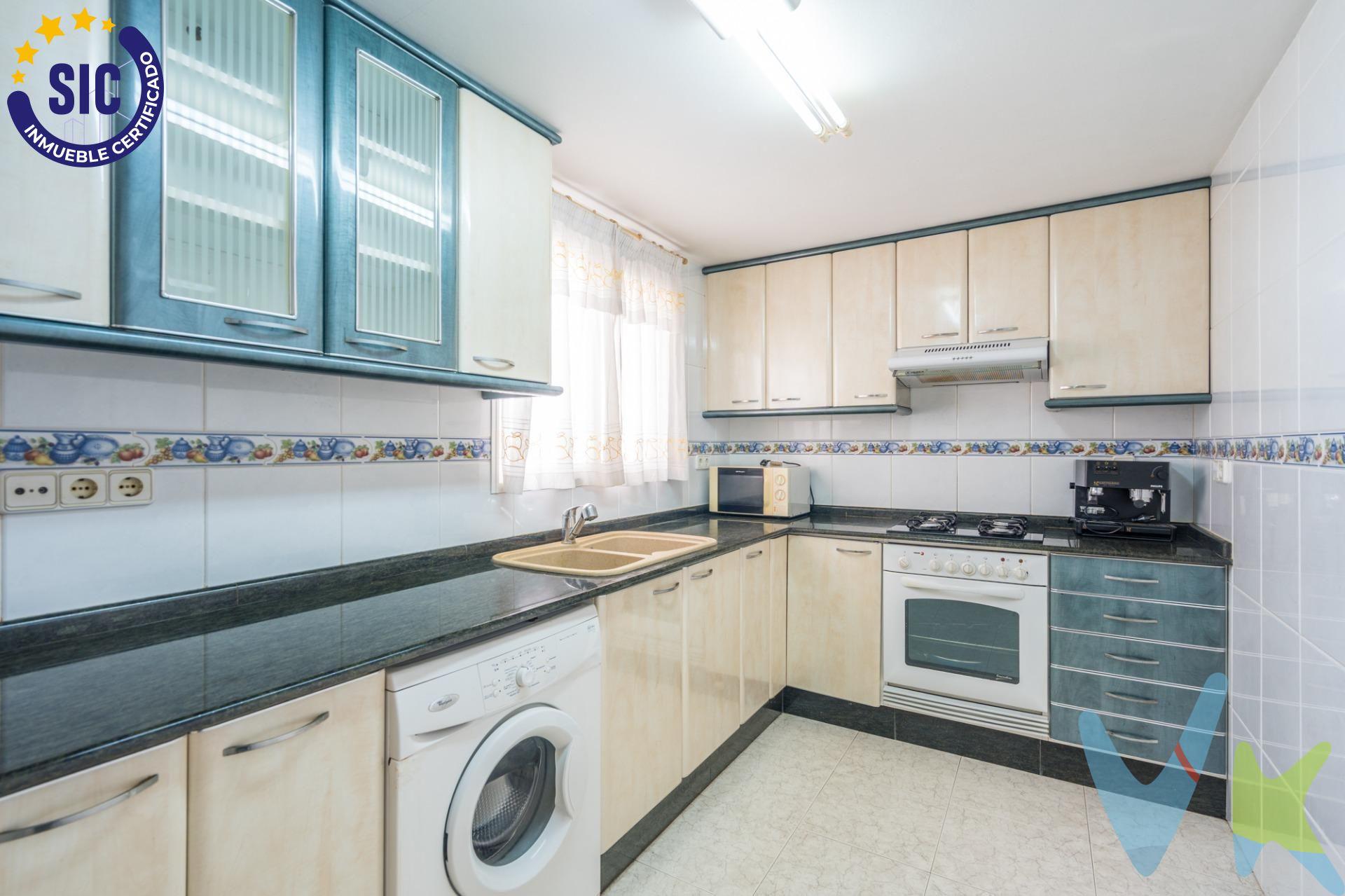  🌊 ¡Vive junto al Mediterráneo! Luminoso piso de 4 dorm. en Av. Malvarrosa. ¿Buscas calidad de vida, luz natural y la brisa del mar a un paso de tu casa?. Este espacioso piso de 102 m², ubicado en una de las zonas más demandadas " La Malvarrosa", es la oportunidad que estabas esperando. ✨ Características Principales. Superficie:102 m² perfectamente distribuidos. Planta:4ª altura en un buen edificio con excelente mantenimiento. Dormitorios: 4 habitaciones (ideales para familias o teletrabajo). Baños: 2 baños completos. Estado: Para entrar a vivir (sin necesidad de reformas costosas) y con muchísimas posibilidades de adecuar a cualquier necesidad.  ☀️ Luz y Vistas. El corazón de la vivienda es su salón-comedor, un espacio inundado de luz natural que conecta directamente con un balcón amplio. Orientación Este: Disfruta del sol de mañana. Vistas: Desde el balcón podrás contemplar vistas a zona ajardinada y una pequeña vista al mar, recordándote cada día lo cerca que estás del paraíso. 📍 Ubicación Inmejorable. Situado en plena Avenida Malvarrosa, tendrás todo lo que necesitas a pie de calle:. La Playa a un paso: A solo 150 metros de la arena de la Playa de la Malvarrosa. Conectividad Total: Paradas de tranvía y autobuses muy próximas, conectándote con el centro de Valencia y las universidades en minutos. Servicios: Rodeado de supermercados, farmacias y buena oferta de restauración y ocio. "Una vivienda luminosa, amplia y lista para convertirse en tu nuevo hogar junto al mar.". No pierdas la oportunidad de visitarlo. ¡Contacta ahora para concertar una visita!. *Existen fotos en el reportaje generadas por IA, para una mejor visualización de posibilidades de actualización de la vivienda. -----------------------------------------------------------------------------------------------------------------------------. Por mandato expreso del propietario, comercializamos este inmueble en exclusiva, lo que le garantiza el acceso a toda la información. Por este motivo, se ruega no molestar al propietario, a los ocupantes de la propiedad o a los vecinos. Muchas gracias por su comprensión. Si usted es agente inmobiliario y tiene un cliente para este inmueble, llámenos: estaremos encantados de colaborar. ---