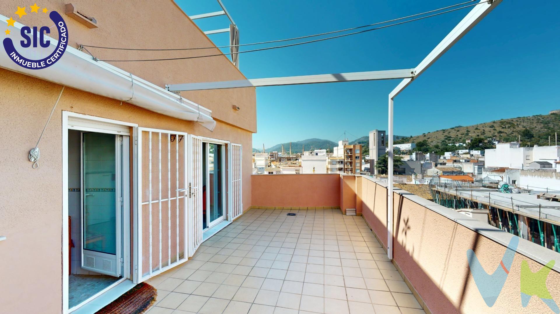 🏡 Tu nuevo hogar te espera en una de las zonas más valoradas de Oliva. ✨ Descubre este magnífico apartamento con una espectacular terraza, situado a tan solo unos pasos del paseo, donde la comodidad y la calidad de vida se unen para ofrecerte el espacio perfecto para disfrutar de cada día. 🌞 La vivienda, prácticamente toda exterior, destaca por su gran luminosidad, su excelente orientación y sus vistas despejadas, creando un ambiente cálido y acogedor durante todo el año. 🛏️ Cuenta con 3 amplios dormitorios, uno de ellos con baño en suite con ducha, además de un segundo baño completo con bañera 🛁. 🍽️ El salón-comedor, amplio y funcional, y la cocina independiente tienen acceso directo a la gran terraza 🌿, un espacio ideal para relajarte, disfrutar del aire libre o compartir momentos inolvidables con familia y amigos. 🚗 Como valor añadido, la propiedad incluye plaza de garaje y 📦 trastero, aportando comodidad, orden y un extra muy valorado en el día a día. 📍 Una vivienda perfecta para quienes buscan espacio, luz y una ubicación privilegiada, ideal tanto como residencia habitual como inversión segura. ✨ Ven a visitarla y empieza a imaginar tu nueva vida en Oliva. Impuestos y gastos no incluidos en el P.V.P. El ITP general es del 10% (consultar posibles reducciones según comprador). Los gastos de Notaría y Registro rondan los 1.500€, variando según el importe y la escritura. Honorarios de agencia no incluidos. La agencia actúa como intermediaria. Toda operación queda sujeta a la aprobación final del propietario y a la firma del contrato. La oferta está sujeta a errores, cambios de precio, disponibilidad, omisión y/o retirada del mercado sin previo aviso / Muebles y contenidos según acuerdo personalizado y no según las fotos de la presentación