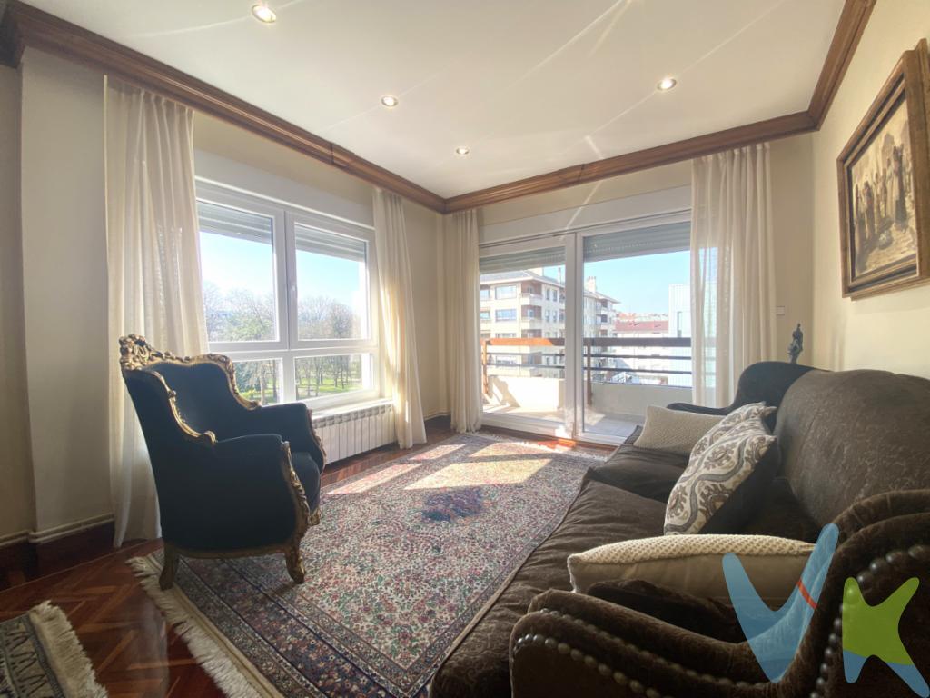 Hay casas y luego están los hogares que lo tienen todo.Presentamos esta exclusiva vivienda de más de 139 m² construidos, situada en la prestigiosa Avenida de España, una de las mejores y más deseadas zonas de Torrelavega.Aquí te espera una vivienda donde el espacio, la luz y la comodidad se sienten desde el primer paso, ideal tanto para familias como para quienes buscan confort y amplitud en una ubicación inmejorable. Características destacadas:·  Reforma integral de estilo moderno en 2017, con excelentes calidades y un diseño funcional y luminoso, pensada para disfrutar de cada rincón de la vivienda.·  4 amplias habitaciones, perfectamente distribuidas, donde crecer, descansar o teletrabajar sin renunciar a nada.·  2 baños completos, uno de ellos en suite principal, porque los pequeños detalles marcan la diferencia.·  Amplio salón con mucha luz natural, perfecto para compartir en familia o para el ocio.·  Cocina totalmente equipada, con electrodomésticos de alta gama y funcionalidad.·  3 balcones, uno de ellos con vistas a la Avenida, que conectan la vivienda con la vida de la ciudad, y que aportan mucha luz y ventilación.·  Orientación Sur-Oeste, garantizando luz natural durante la mayor parte del día. Plaza de garaje incluida, para tu comodidad y seguridad. Edificio sin barreras arquitectónicas, accesible y con entrada adaptada. Amplia buhardilla, ideal como zona de hobbies o como zona de almacenaje, para todo lo que siempre quisiste tener y nunca supiste dónde guardar.Situado en una de las arterias principales de Torrelavega, cuentas con todos los servicios, comercios, transporte y zonas verdes a tu alcance.Aquí no solo compras metros.Compras ubicación.Compras comodidad.Compras calidad de vida.Porque hay momentos que merecen el lugar adecuado.Llámanos y no pierdas la oportunidad de vivir en el hogar de tus sueños.