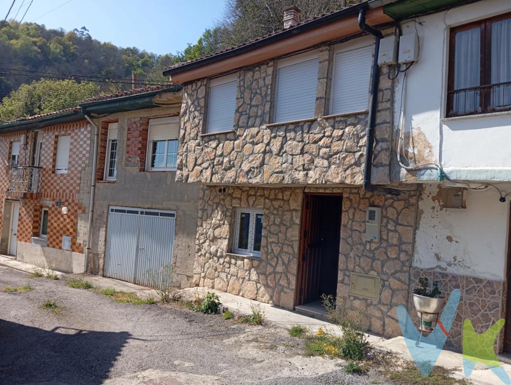 Se vende casa adosada de dos plantas situada en un entorno rural con encanto, en la tranquila aldea de Depata, Mieres. La vivienda, que requiere una reforma integral, ofrece una excelente oportunidad para crear un hogar a medida en plena naturaleza asturiana.En la planta baja, la casa dispone de un espacio diáfano donde se integra la cocina con el salón, ideal para diseñar un ambiente acogedor y funcional. En la planta superior, encontramos dos habitaciones y un cuarto de baño, con posibilidad de redistribución según las necesidades del nuevo propietario.La propiedad incluye además un hórreo tradicional asturiano, perfecto para conservar o restaurar como parte del patrimonio rural, y una parcela de 400 metros cuadrados ideal para uso como huerto, jardín o zona de esparcimiento.Ubicada en un entorno natural privilegiado y con fácil acceso desde Mieres, esta propiedad es una excelente opción tanto como vivienda habitual como para proyecto de casa rural. 