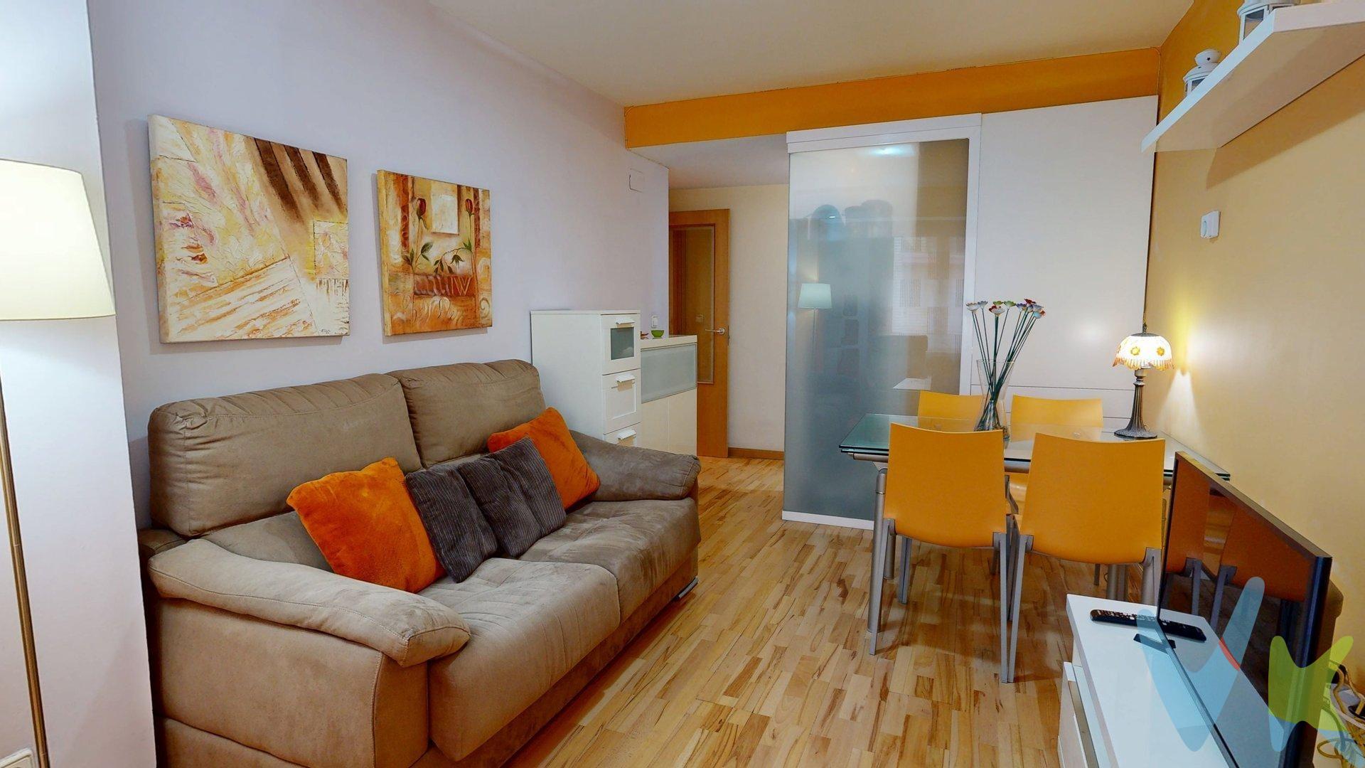 Presentamos este acogedor y funcional piso ubicado en una de las mejores zonas del barrio de Las Delicias, junto al Paseo Calanda, en la calle Portugal 🏙️. Con 51 m² construidos y 46 metros útiles cuenta con una distribución muy bien aprovechada, esta vivienda es perfecta tanto si buscas tu primer hogar 🏠 como si quieres realizar una inversión rentable 📈 en un barrio con alta demanda. La vivienda dispone de una cocina americana integrada en la zona de día, creando un espacio moderno y práctico 🍳, con electrodomésticos incluidos. Se completa con dos habitaciones:. La habitación doble cuenta con un pequeño patio interior de 4,37 m², un espacio extra ideal para usar como zona auxiliar o de almacenaje. La habitación sencilla dispone de un balcón 🌤️ que aporta ventilación y un toque exterior muy agradable. El piso incluye además un baño completo en perfecto estado 🚿. Su ubicación estratégica te permitirá tener a mano todo lo que necesitas: supermercados 🛒, colegios 🎒, transporte público 🚍, centros de salud y todos los servicios del animado entorno de Delicias, manteniendo la comodidad del día a día. Si buscas potencial, ubicación y versatilidad, este piso lo reúne todo. ¡Ven a descubrirlo! ✨. Para mas información no dudes en llamarnos. 