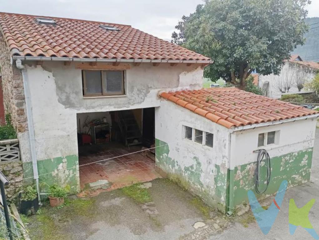 En Caborredondo, una bonita población cercana a Oreña y a pocos kilómetros de la espectacular costa de Cantabria, ponemos a la venta un local-almacén, de unos treinta y cuatro metros de planta, que también dispone de un altillo de unos veintiséis metros. Posibilidad de su utilización como garaje, local, almacén, etc. , o porqué no?  transformarlo en una pequeña casita para que sea tu segunda residencia, ideal para fines de semana, vacaciones, etc.Tejado recién reformado.¿Te animas a visitarlo?