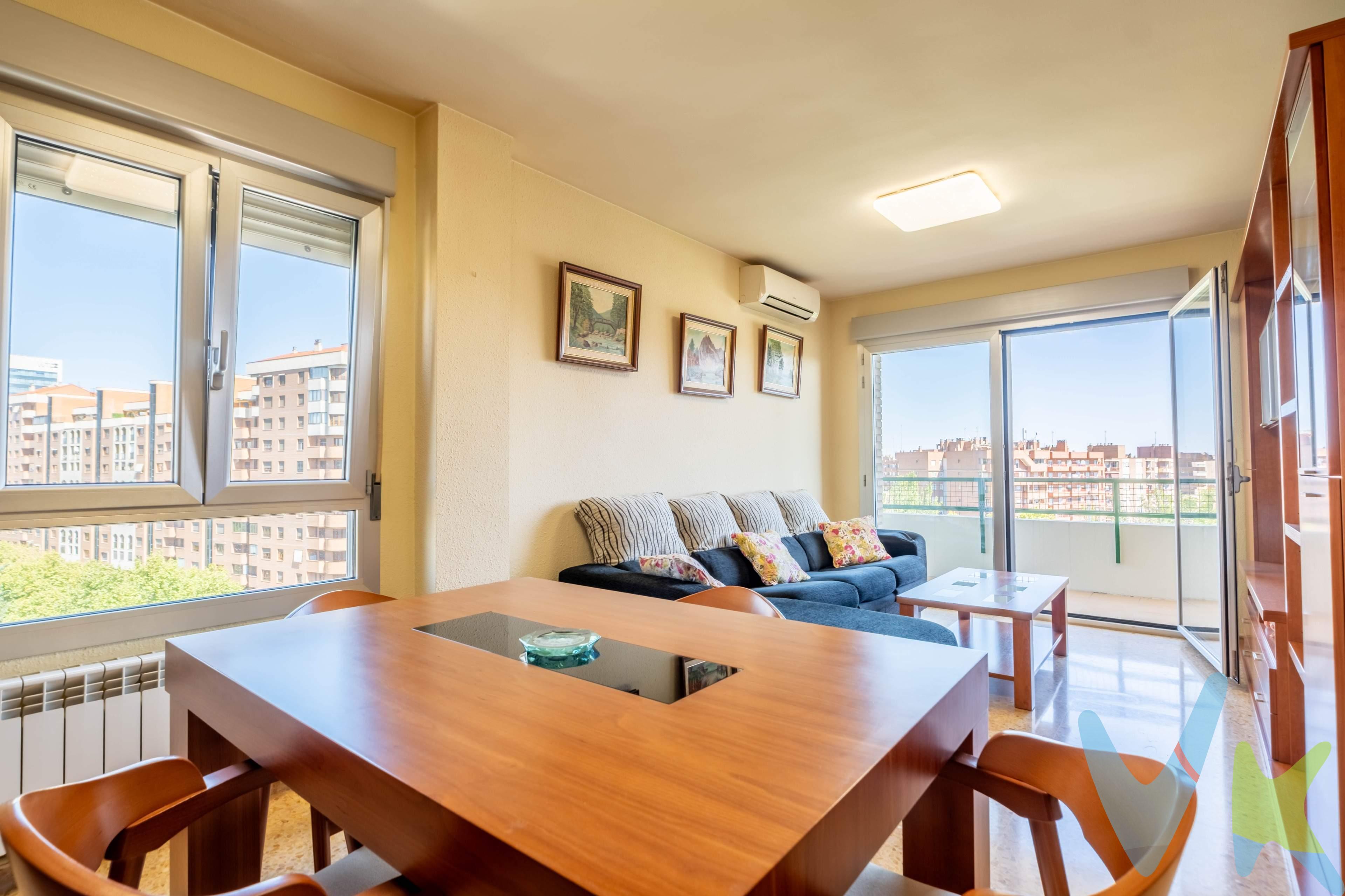 Luz, terraza y vistas espectaculares. ¿Cuántas veces has imaginado despertar, prepararte el primer café de la mañana y salir a tu terraza a disfrutar de unas vistas totalmente despejadas? Si buscas un hogar amplio, donde la luz natural inunde cada rincón y situado en una de las zonas mejor conectadas de la ciudad, tu búsqueda termina aquí. Ubicado en el cotizado entorno del Actur, en plena Avenida Gómez de Avellaneda, este piso está diseñado para mejorar tu día a día. Y lo mejor de todo: está en un estado impecable, listo para que traigas tus maletas y empieces a vivir desde el minuto uno. Descubre lo que esta vivienda hará por ti:. Luz a raudales y vistas que enamoran: Su espectacular salón esquinero conecta directamente con una gran terraza en "L". Un rincón perfecto para relajarte al final del día, leer un buen libro o disfrutar del sol. Espacio para toda la familia: Disfruta de 4 habitaciones muy amplias que se adaptan a tu ritmo de vida (dormitorios, despacho para teletrabajar, cuarto de juegos) y 2 baños completos para que las prisas matutinas desaparezcan. El corazón de la casa: Una cocina actual y cuidada, reformada hace solo 7 años, que incluye una práctica galería cerrada para sumar zona de almacenaje. Ubicación inmejorable: Olvídate del coche. Estás a escasos 100 metros de la parada de tranvía Rosalía de Castro. Conectado con el centro de Zaragoza y rodeado de todos los servicios. Comodidad premium: Incluye plaza de garaje en la misma finca. ¿Un extra que casi nadie tiene? El parking dispone de una zona de lavado de coches de uso libre y gratuito. Tu coche siempre impecable sin coste adicional ni salir de casa. Las viviendas con esta luminosidad, vistas esquineras y ubicación en el Actur vuelan rápidamente del mercado. ¿Te ves viviendo aquí? No dejes que se te adelanten. Contáctanos hoy mismo y agenda tu visita. *** Gastos e impuestos no incluidos. A título orientativo, en segundas transmisiones, el comprador abonará: Impuesto sobre Transmisiones Patrimoniales (ITP), tipo general en Aragón al 8% (*). Base de cálculo: mayor valor entre precio de compraventa o valor de referencia catastral. Gastos de Notaría y Registro: Aranceles variables según precio, número de copias y complejidad; cálculo según tarifas normativas. Si se precisa hipoteca: Tasación, condiciones y costes bancarios según entidad elegida por el comprador; así como gastos de gestoría y cualesquiera otros inherentes a la compraventa. No se incluyen otros gastos o tributos que puedan por Ley corresponder al comprador. Operación sujeta a doble mediación. Existen honorarios a cargo del comprador, salvo pacto en contrario, no incluidos en PVP. El consumidor conforme a la normativa vigente podrá solicitar información y documentación adicional relativa al inmueble, sus características, condiciones de la operación y del servicio de mediación en la oficina y/o a través de nuestro teléfono de contacto o mail. La agencia actúa exclusivamente como intermediaria en la compraventa, cuyas condiciones, en todo caso, estarán sujetas a la aceptación expresa del vendedor del inmueble y posterior formalización del contrato. La información suministrada se corresponde con la disponible a la fecha de publicación, pudiendo variar en función de las circunstancias o actualizaciones legales, contractuales y fiscales. Anuncio de carácter meramente informativo. Para una información exhaustiva sobre el funcionamiento, tipos impositivos y bonificaciones del ITP en Aragón, puede consultar el portal oficial de la Agencia Tributaria Autonómica. Tarifas notariales y registrales reguladas en el Anexo I del Real Decreto 1426/1989 y Anexo I del Real Decreto 1427/1989, respectivamente. Anuncio no vinculante, puede contener errores.
