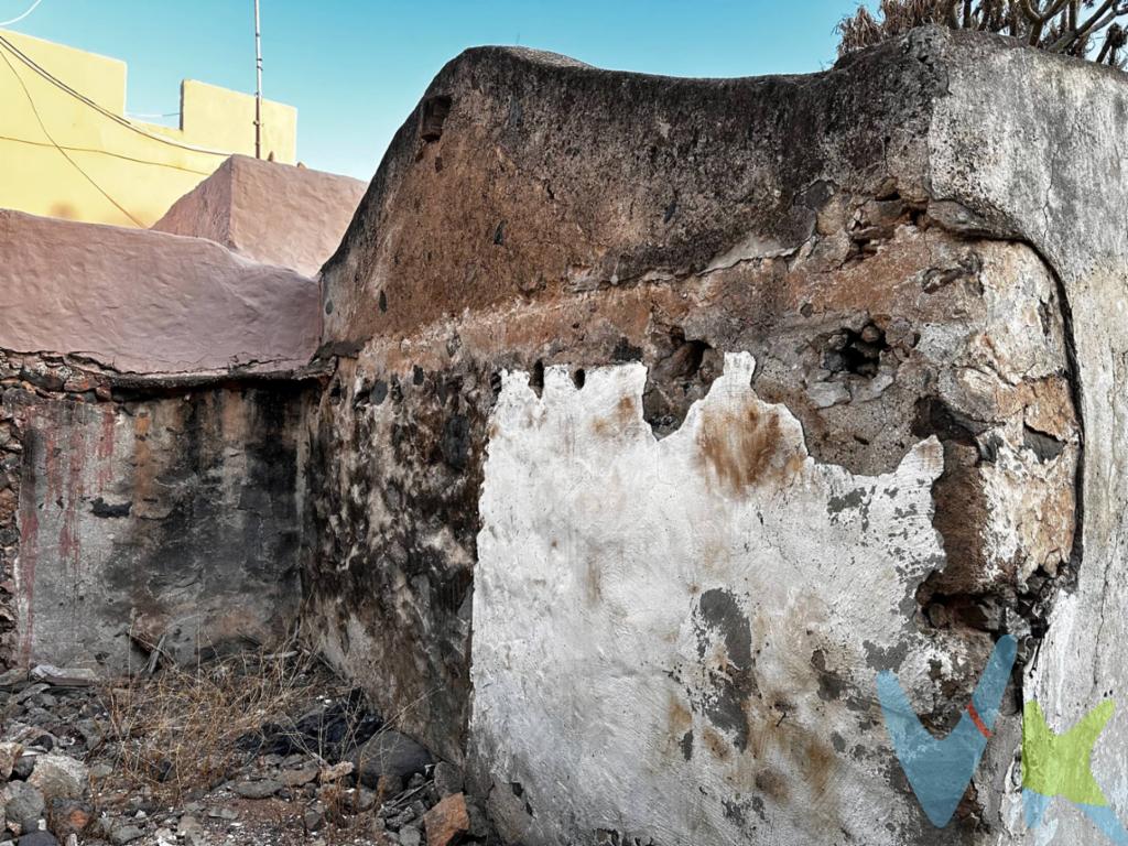Disponemos de un solar ubicado en el centro de Agüimes con una posibilidad única: remodelar una casa antigua existente o construir una nueva según tus preferencias. Este solar cuenta con una ubicación privilegiada en el corazón de Agüimes, lo que te ofrece acceso rápido y conveniente a todas las comodidades locales, como tiendas, restaurantes y servicios. La posibilidad de recuperar una casa antigua te brinda la oportunidad de preservar la historia y el encanto tradicional de Agüimes, al tiempo que le das un toque personalizado acorde a tus gustos y necesidades. Por otro lado, construir una casa nueva te permite diseñar y construir tu hogar ideal desde cero, adaptándolo perfectamente a tu estilo de vida. Además, Agüimes es conocido por su hermoso entorno natural, su clima templado y su ambiente acogedor, lo que lo convierte en el lugar ideal para establecer tu residencia. ¡No dejes pasar esta magnífica oportunidad de inversión! Contáctanos hoy mismo para obtener más información sobre este solar en el centro de Agüimes y descubre todas las posibilidades que te esperan. ¡Te aseguramos que no te arrepentirás!