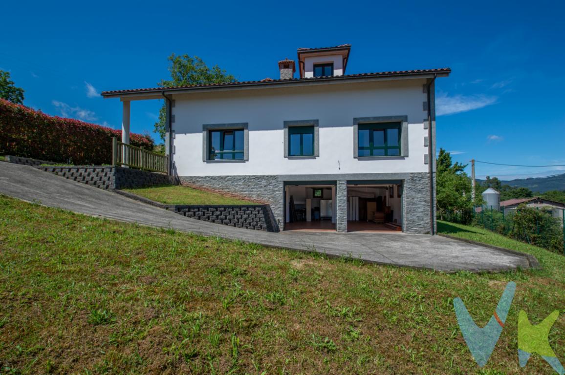 Casa a estrenar en un tranquilo entorno con impresionantes vistas despejadas y cuidado jardín propio con algunos arboles ,amplia y luminosa .Distribuida en tres plantas y construida con magnificas calidades ,tiene 5 habitaciones,4 baños (uno de ellos en-suite), cocina independiente con su propia zona de comedor, porche (resguardado de sol o lluvia, que podría convertirse en un saloncito en el jardín para la familia y amigos). En la zona baja nos encontramos el garaje y almacén, allí también está la caldera de gasoil y un baño. En el garaje caben holgadamente cuatro coches .Tiene placa solar para el agua caliente.Dos salones-comedor (uno de ellos con chimenea) uno en cada planta de las dos restantes. Mucho espacio de almacenaje con tres armarios empotrados en total en las habitaciones y un trastero .Las ventanas son de climalit oscilobatientes. Los suelos de tarima, cerámica o granito dependiendo de la zona de la casa .Es una gran opción para vivir ,a tan solo 7 min de Villaviciosa, con todos los servicios ,y también seria una casa perfecta para segunda residencia donde juntar a toda la familia ,con la Playa de Rodiles a tan solo 20 min o si preferimos montaña también la tenemos cerca, a 22 min la Sierra del Sueve,o ciudad ,estando a 25min de Gijón .Por su estratégica situación en el centro de Asturias estamos cerca de todo. El precio no incluye el impuesto de Transmisiones patrimoniales(8%)ni los gastos notariales ni registrales. Pueden ver en este anuncio el Tour Virtual de esta propiedad. Le atendemos  también en Inglés ,Francés ,e Italiano, ya sea presencialmente en nuestra oficina, como en el teléfono, email, whatsapp..